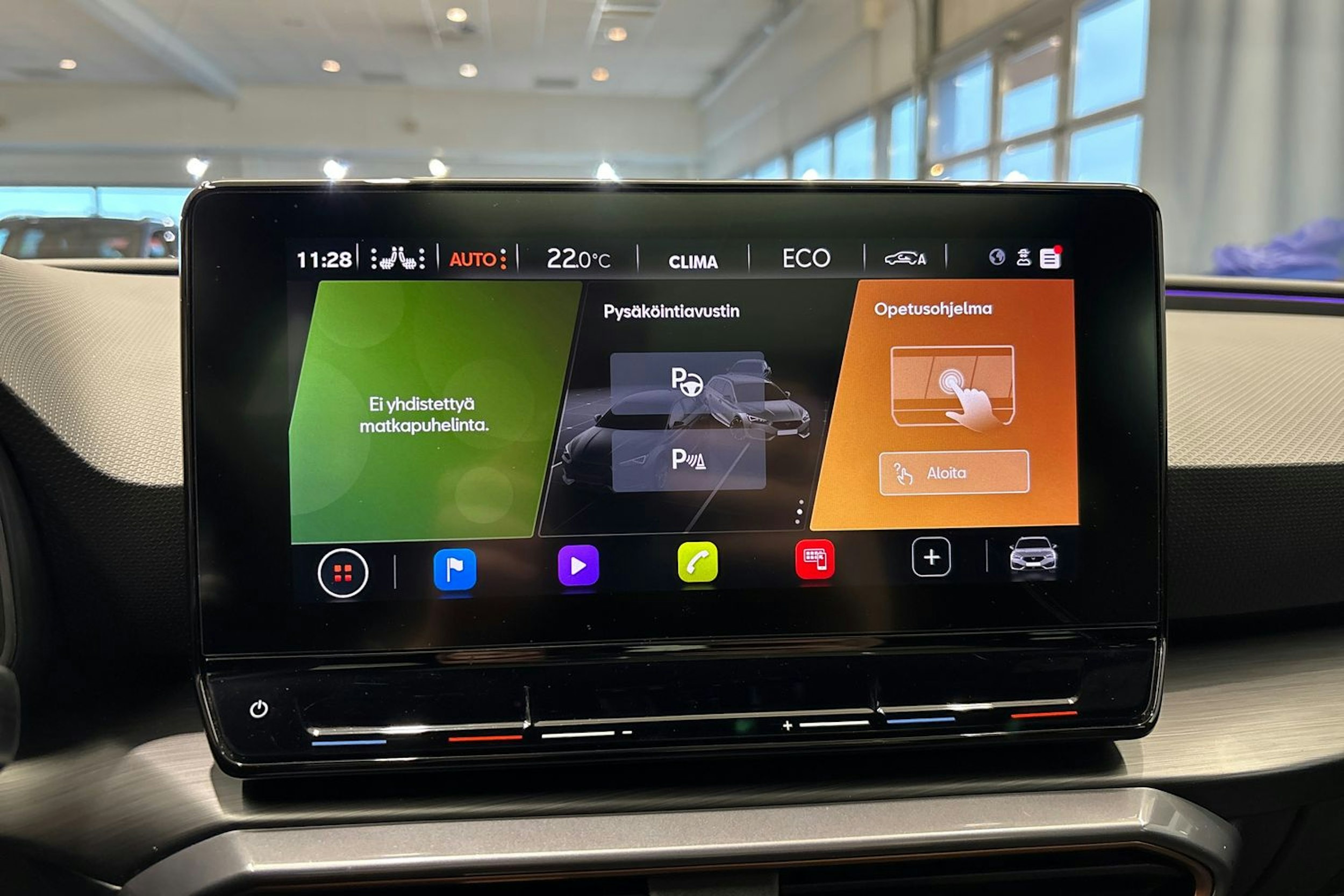 valkoinen CUPRA Leon 2021 kuva 25.