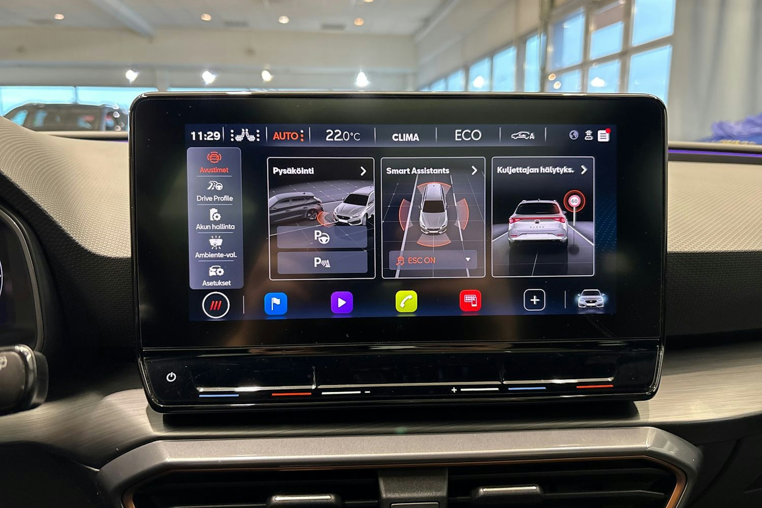 valkoinen CUPRA Leon 2021 kuva 26.