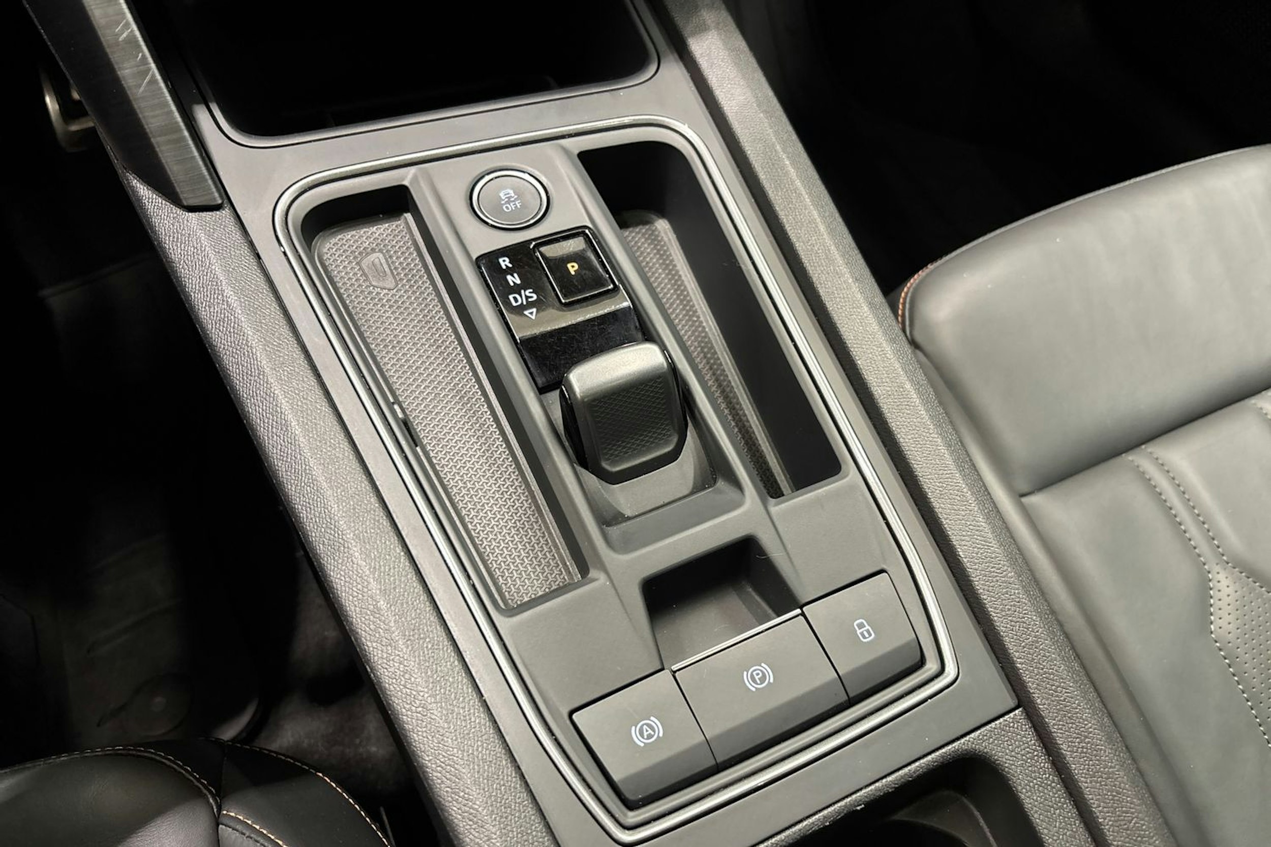 valkoinen CUPRA Leon 2021 kuva 30.