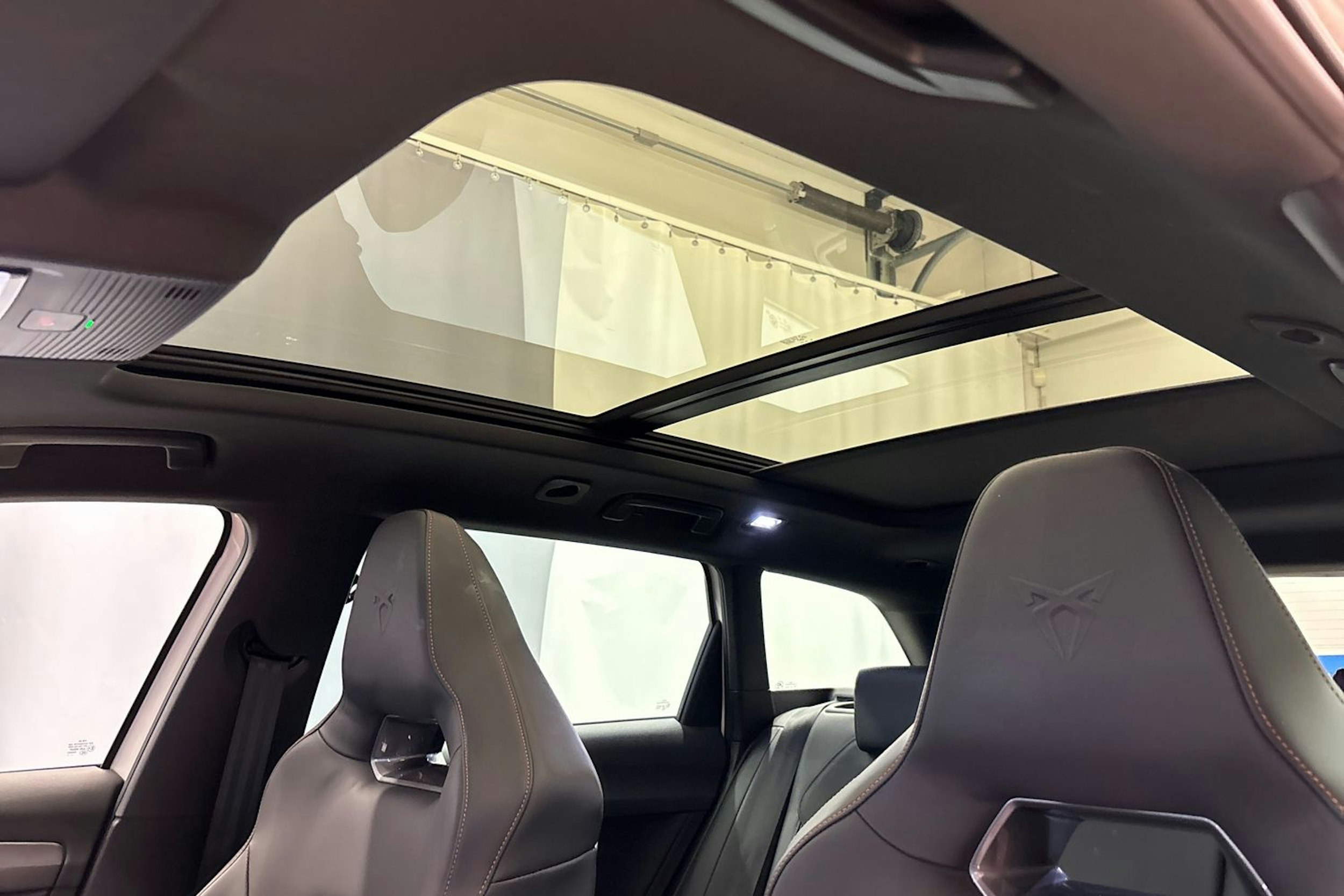 valkoinen CUPRA Leon 2021 kuva 33.