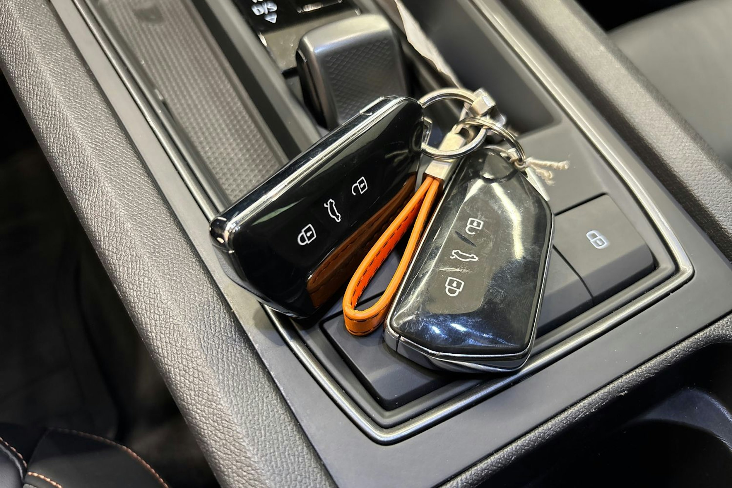 valkoinen CUPRA Leon 2021 kuva 36.