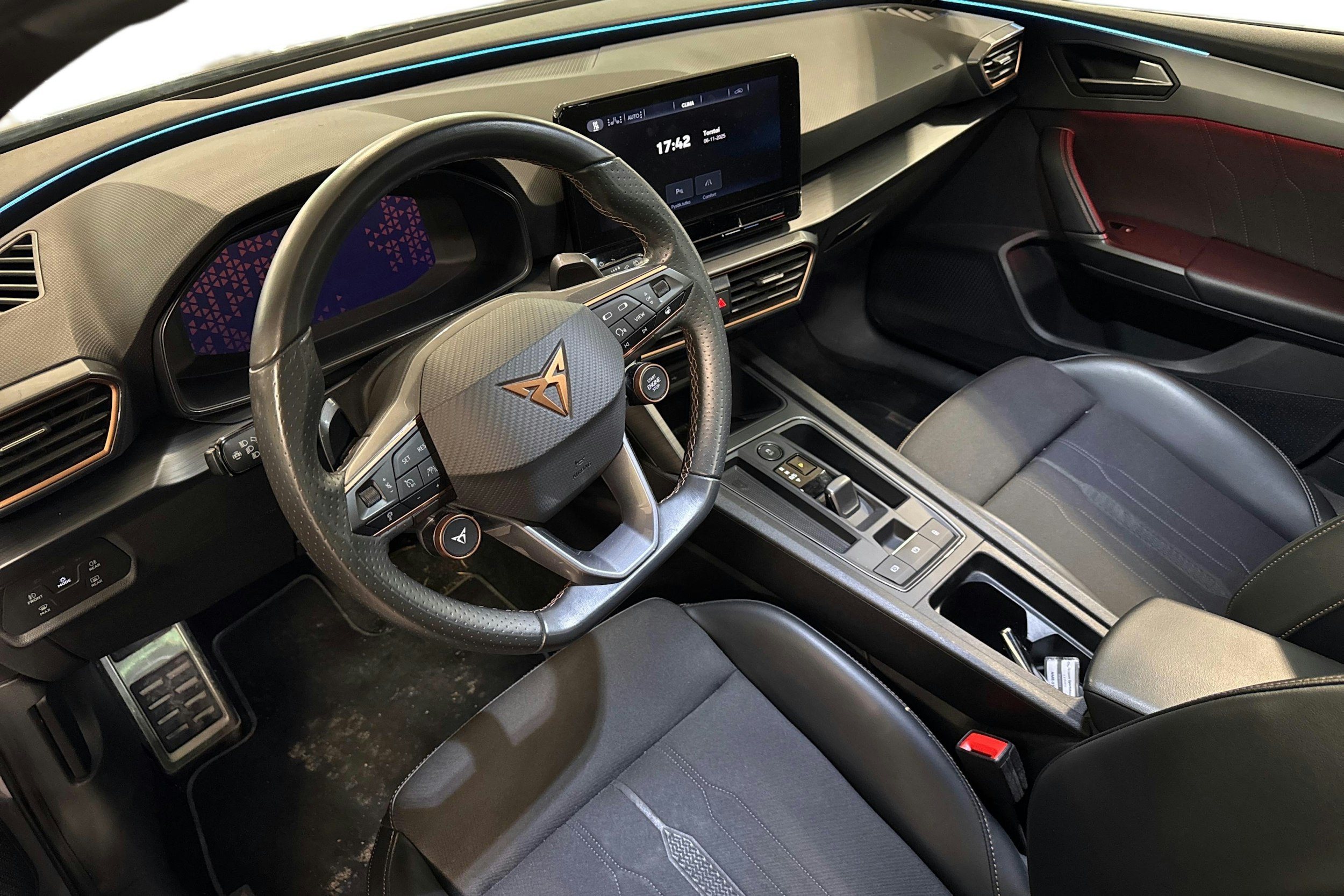 Harmaa CUPRA Leon 2022 kuva 3.