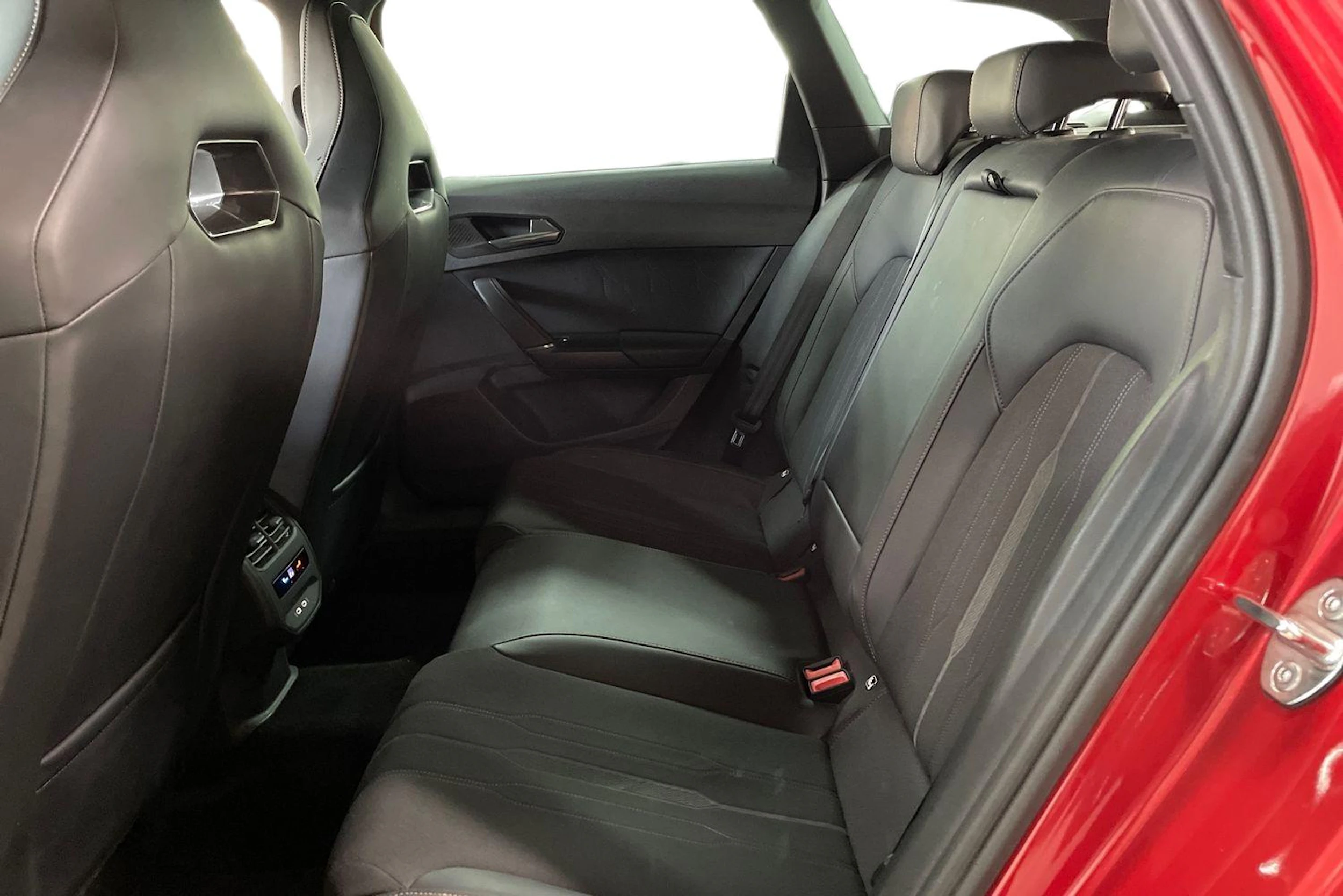 Punainen CUPRA Leon 2023 kuva 8.