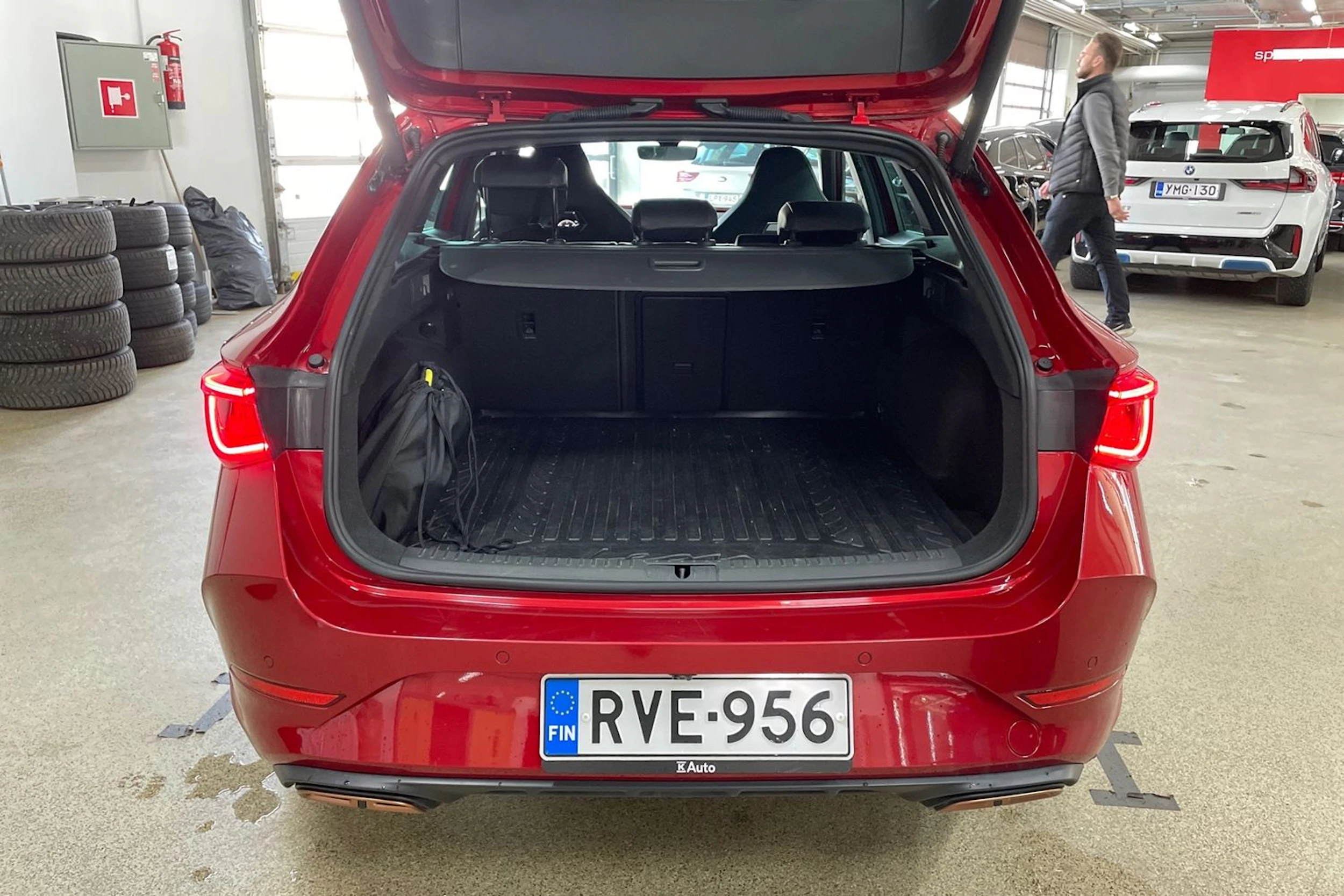 Punainen CUPRA Leon 2023 kuva 11.