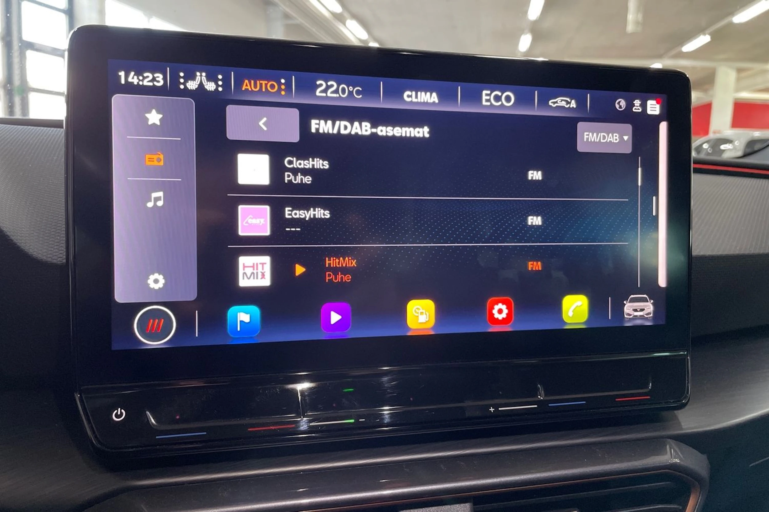 Punainen CUPRA Leon 2023 kuva 15.