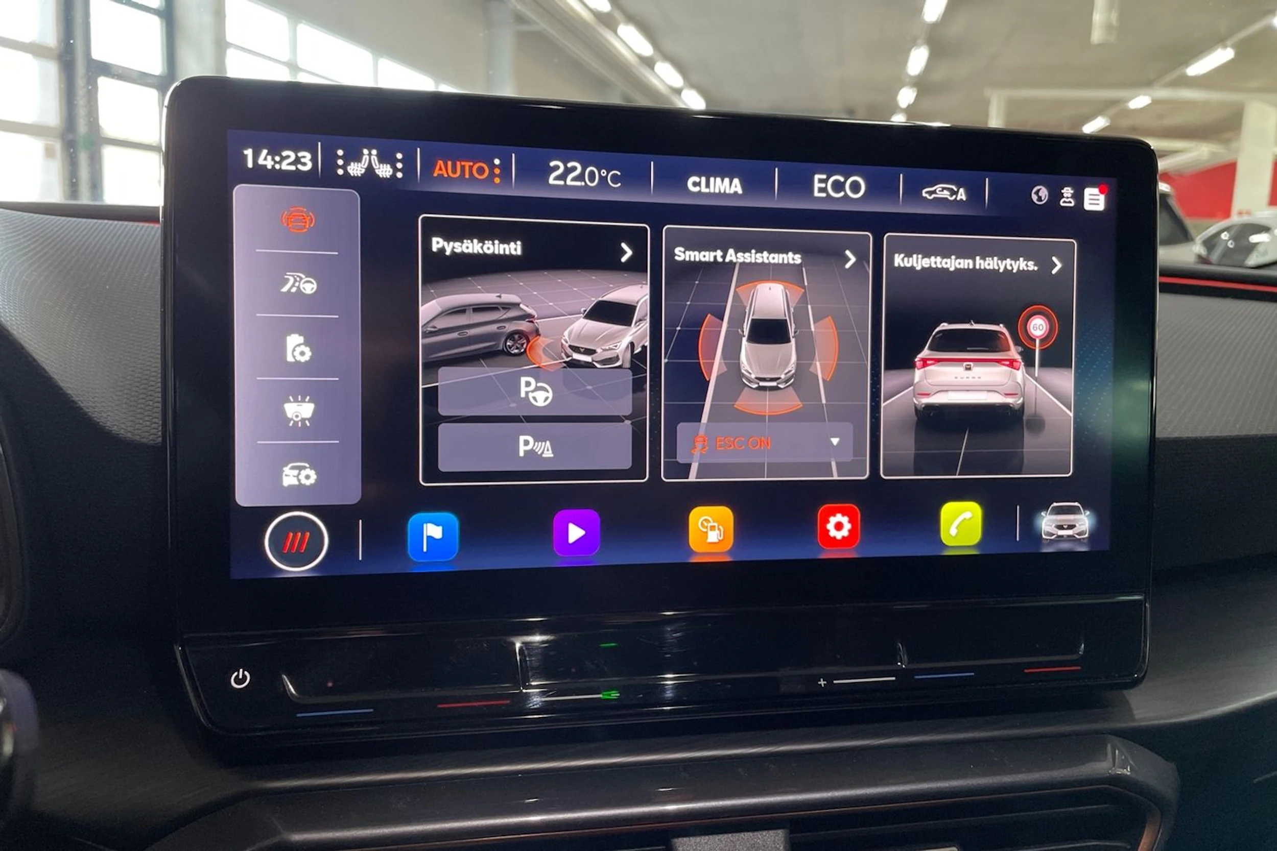 Punainen CUPRA Leon 2023 kuva 16.