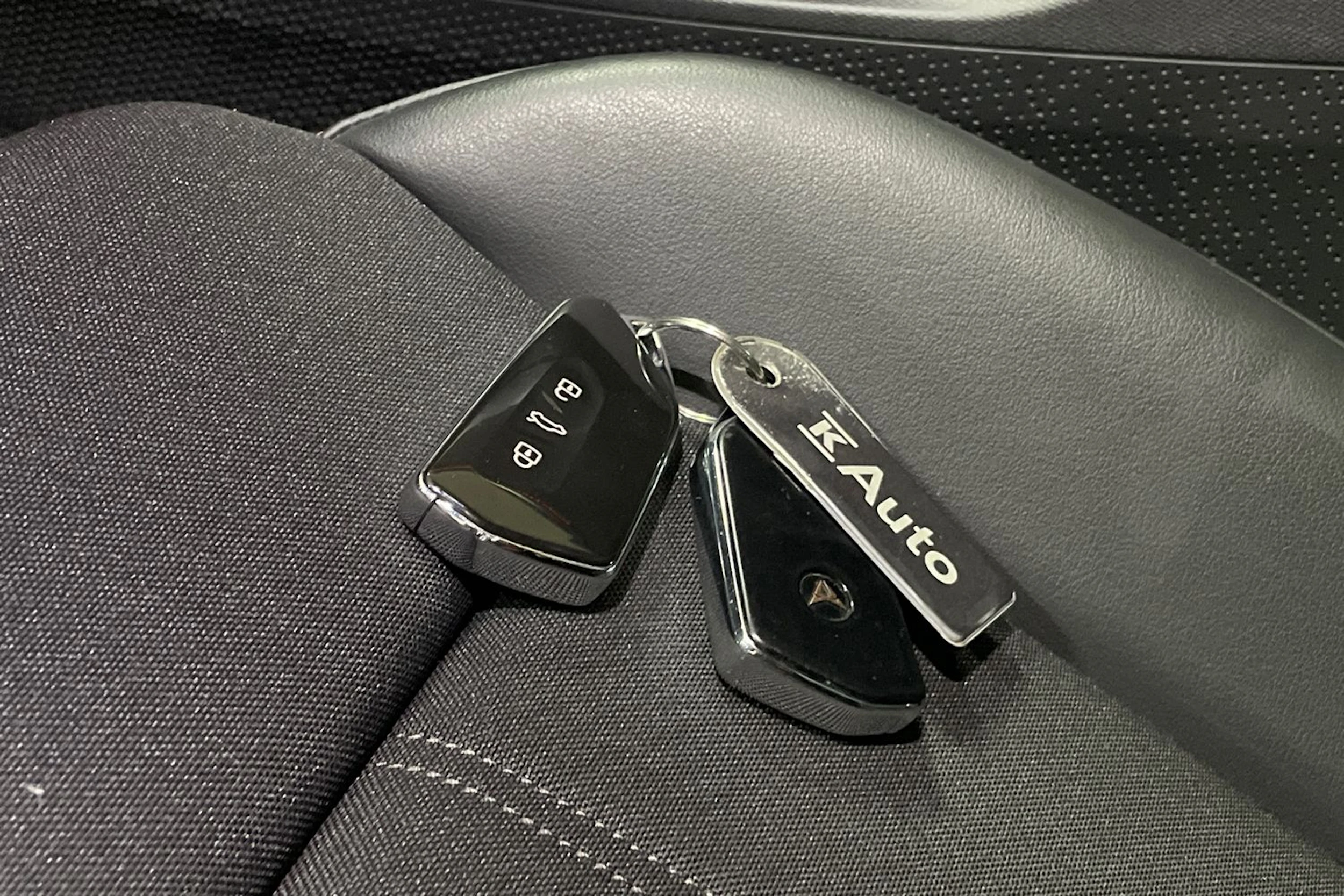 Punainen CUPRA Leon 2023 kuva 17.