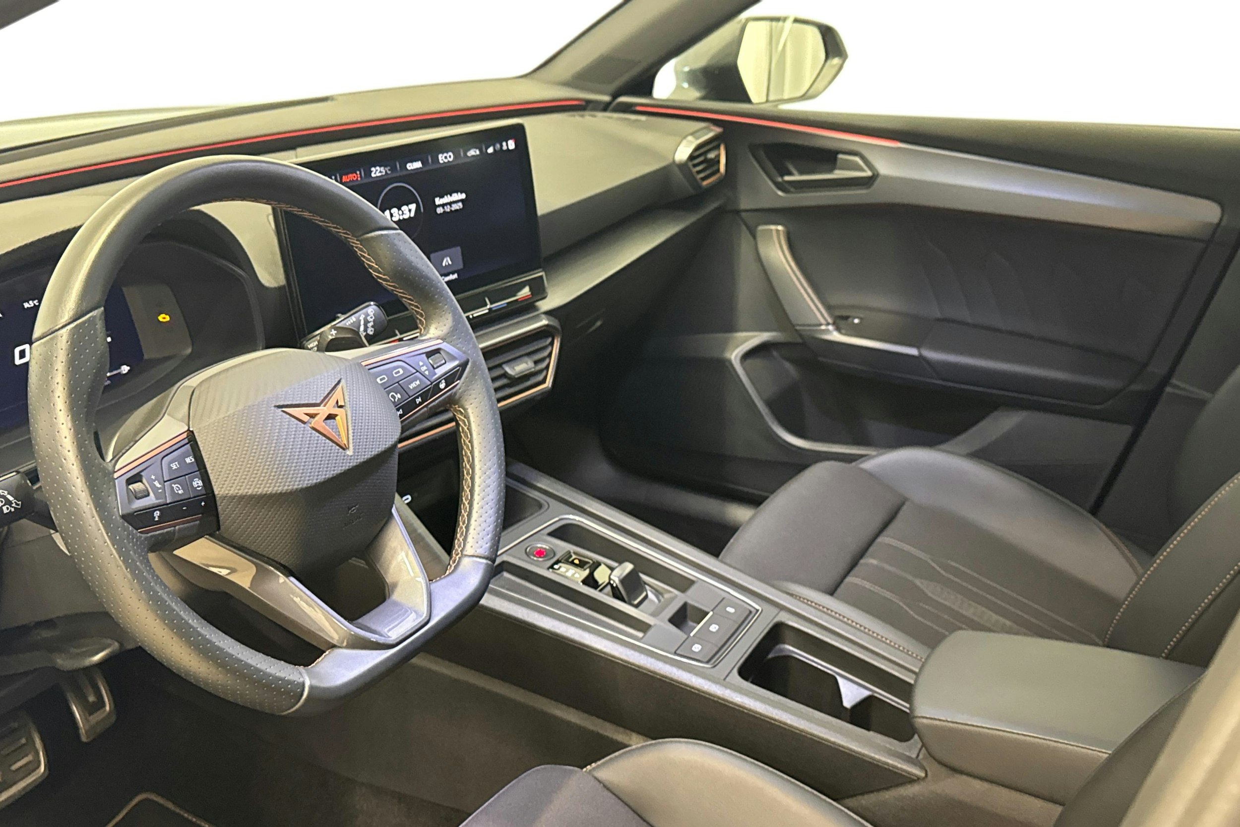 harmaa CUPRA Leon 2023 kuva 7.