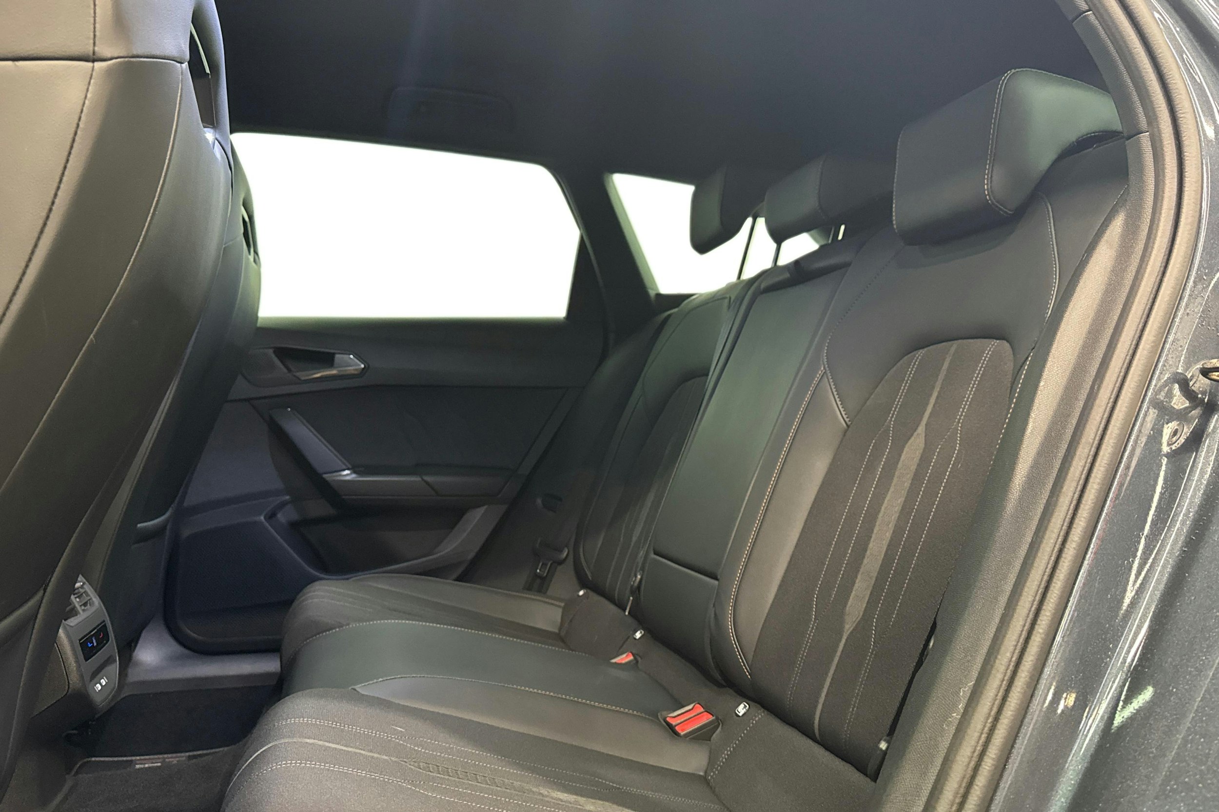 harmaa CUPRA Leon 2023 kuva 10.