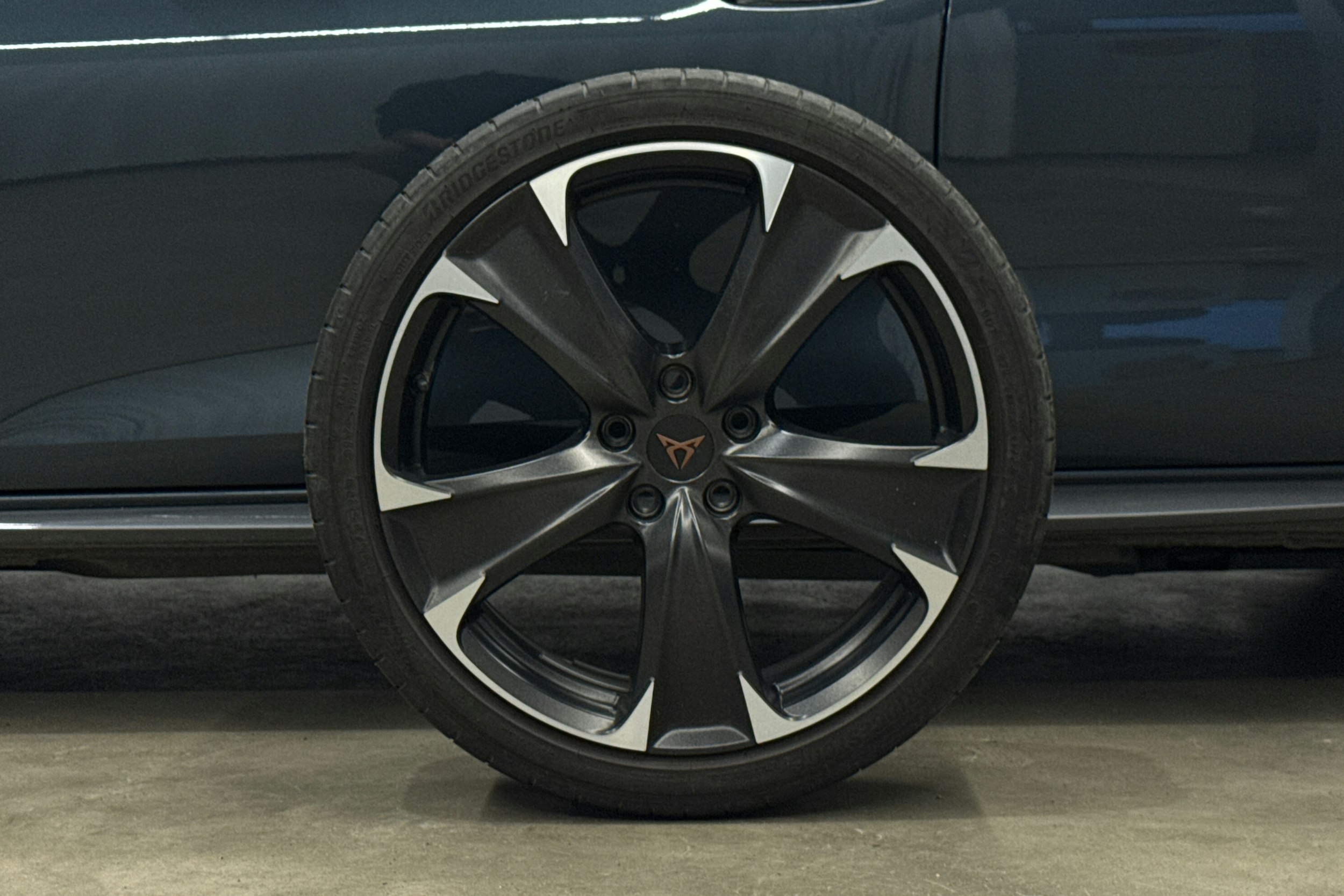 harmaa CUPRA Leon 2023 kuva 13.