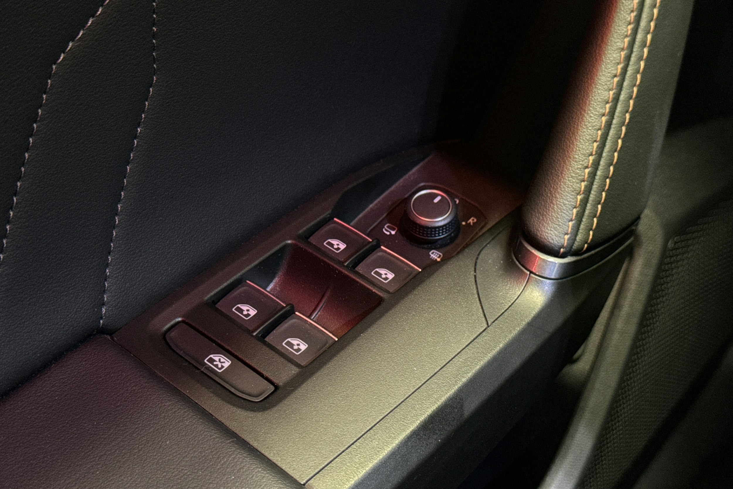 harmaa CUPRA Leon 2023 kuva 14.