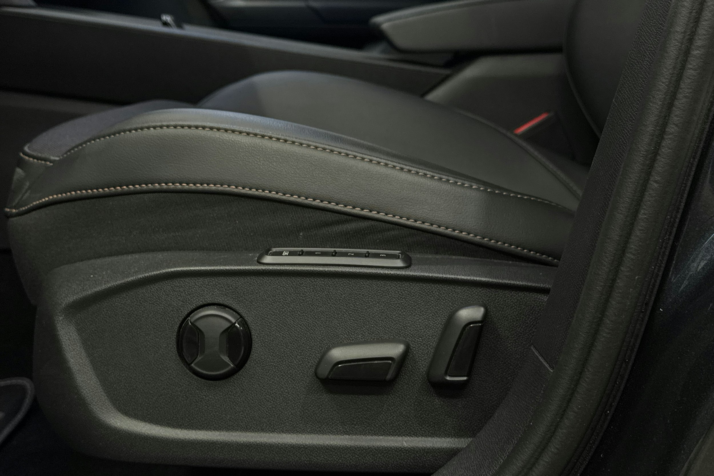 harmaa CUPRA Leon 2023 kuva 16.