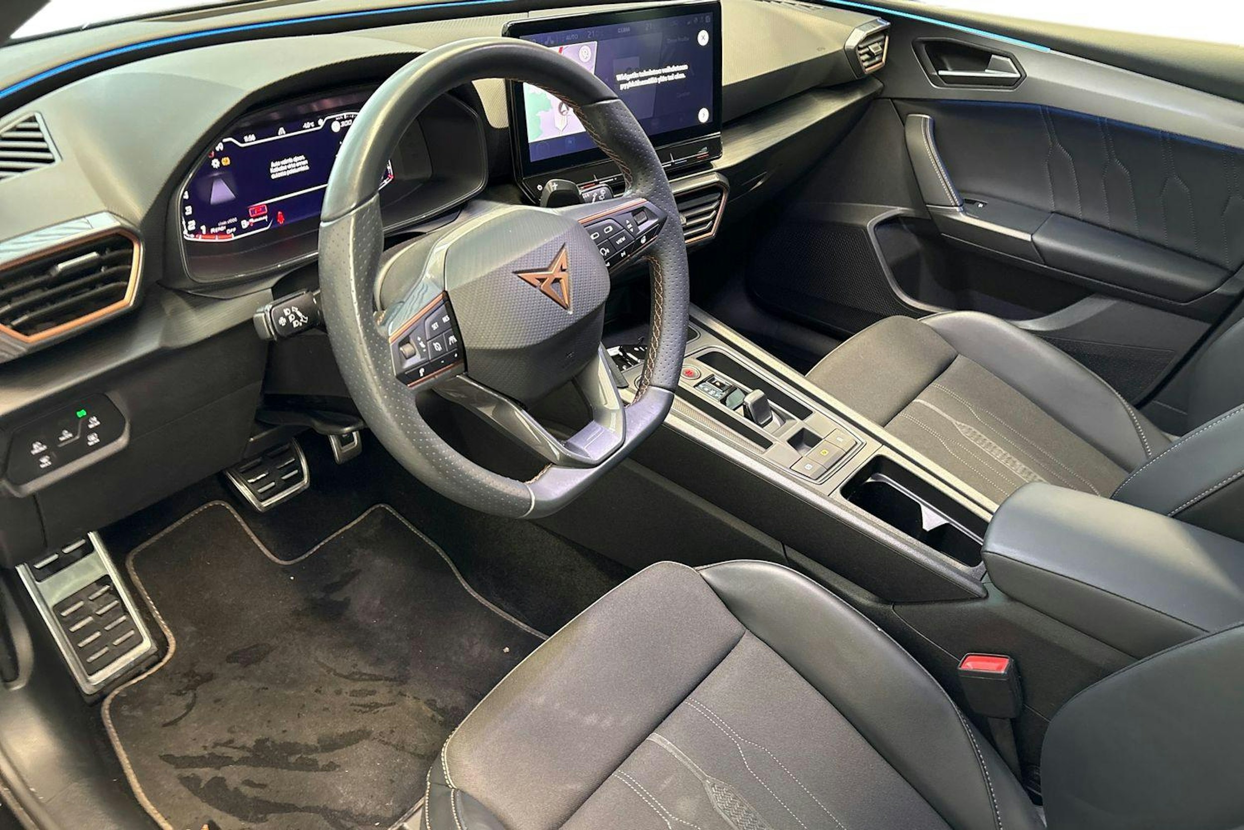 musta CUPRA Leon 2024 kuva 3.