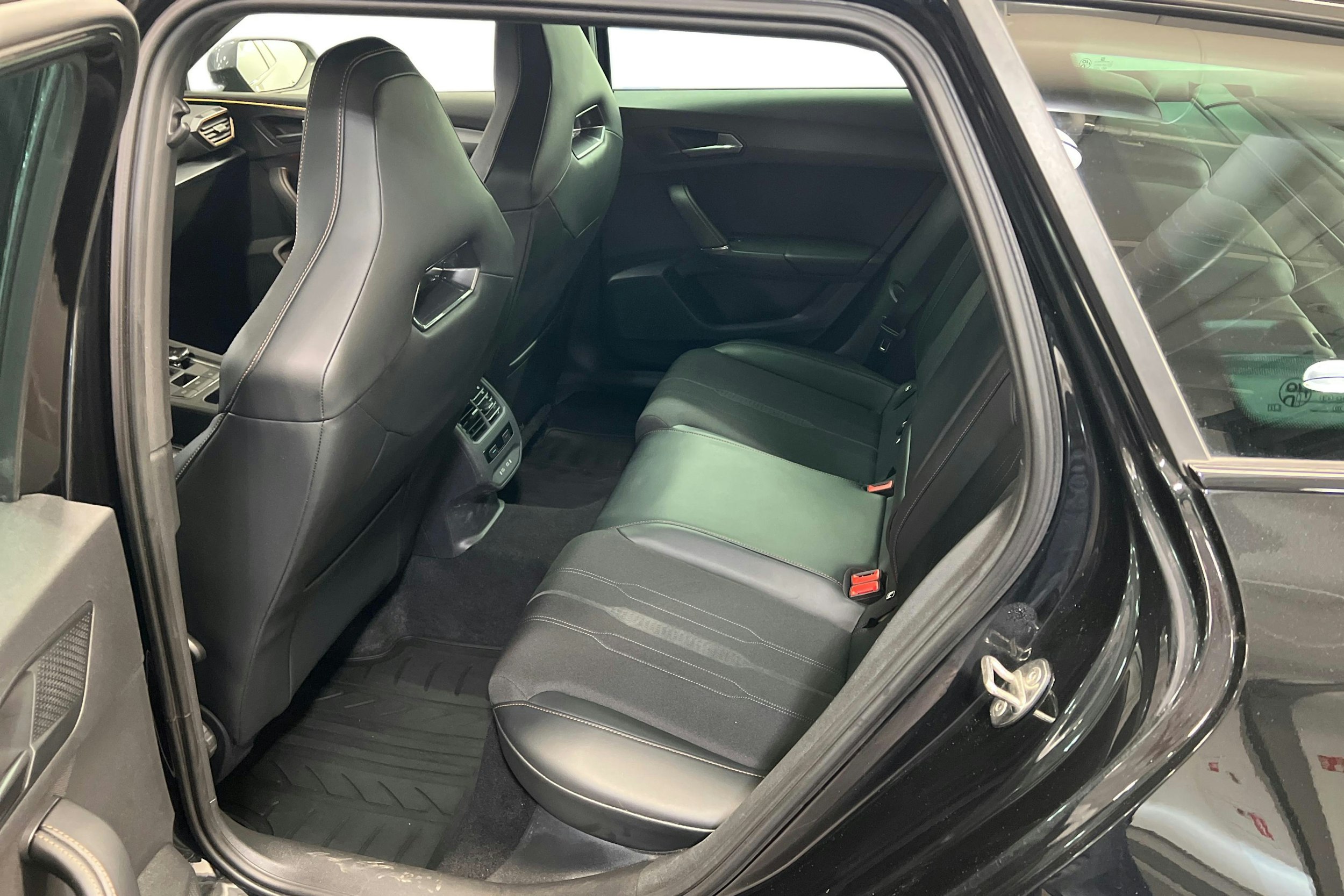 met. musta CUPRA Leon Sportstourer 2021 kuva 10.