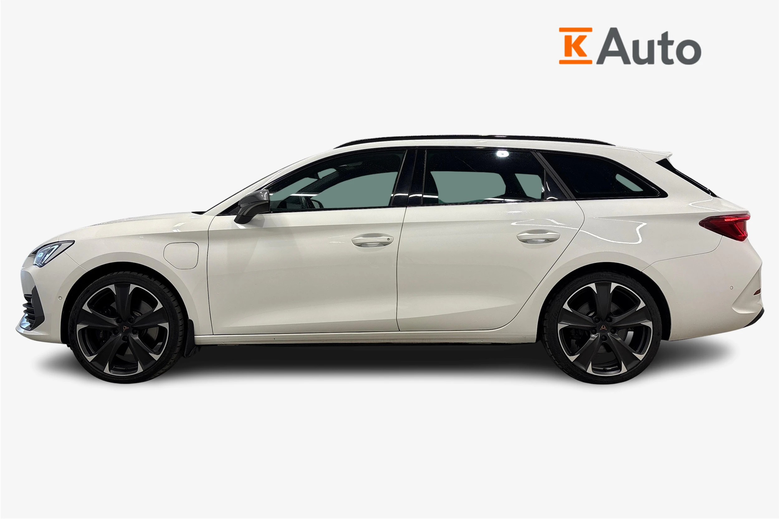valkoinen CUPRA Leon Sportstourer 2021 kuva 5.