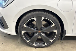 valkoinen CUPRA Leon Sportstourer 2021 kuva 32.