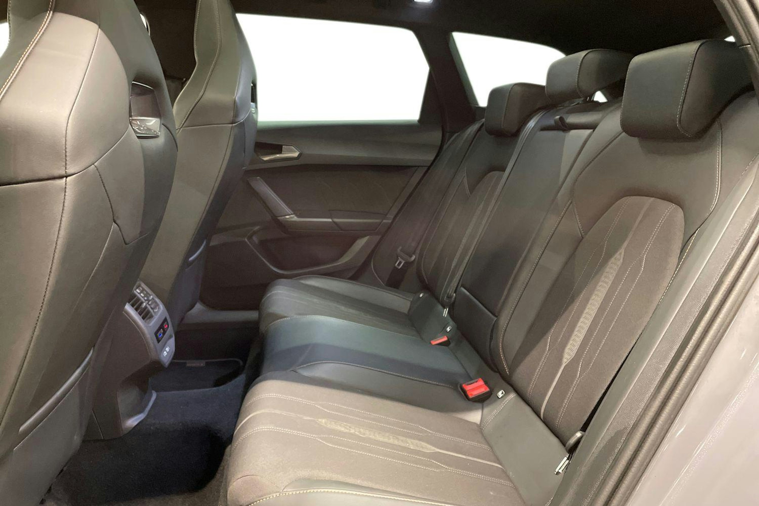 harmaa CUPRA Leon Sportstourer 2021 kuva 10.