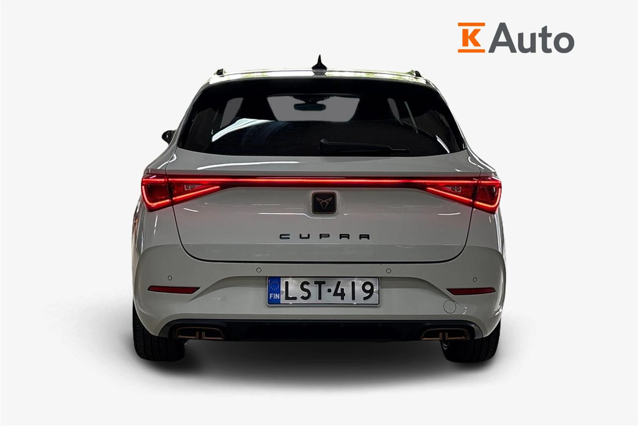 valkoinen CUPRA Leon Sportstourer 2021 kuva 4.