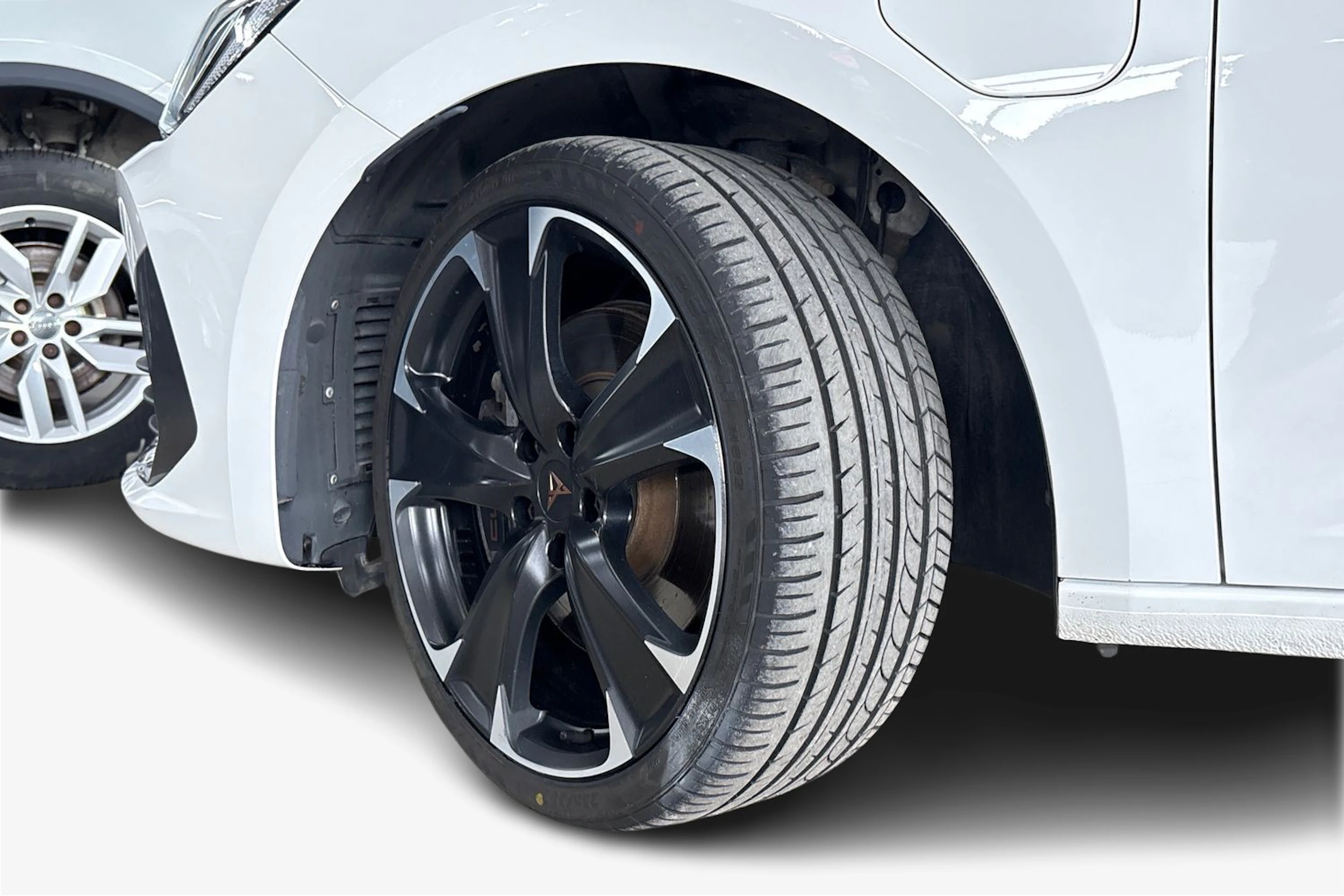 valkoinen CUPRA Leon Sportstourer 2021 kuva 12.