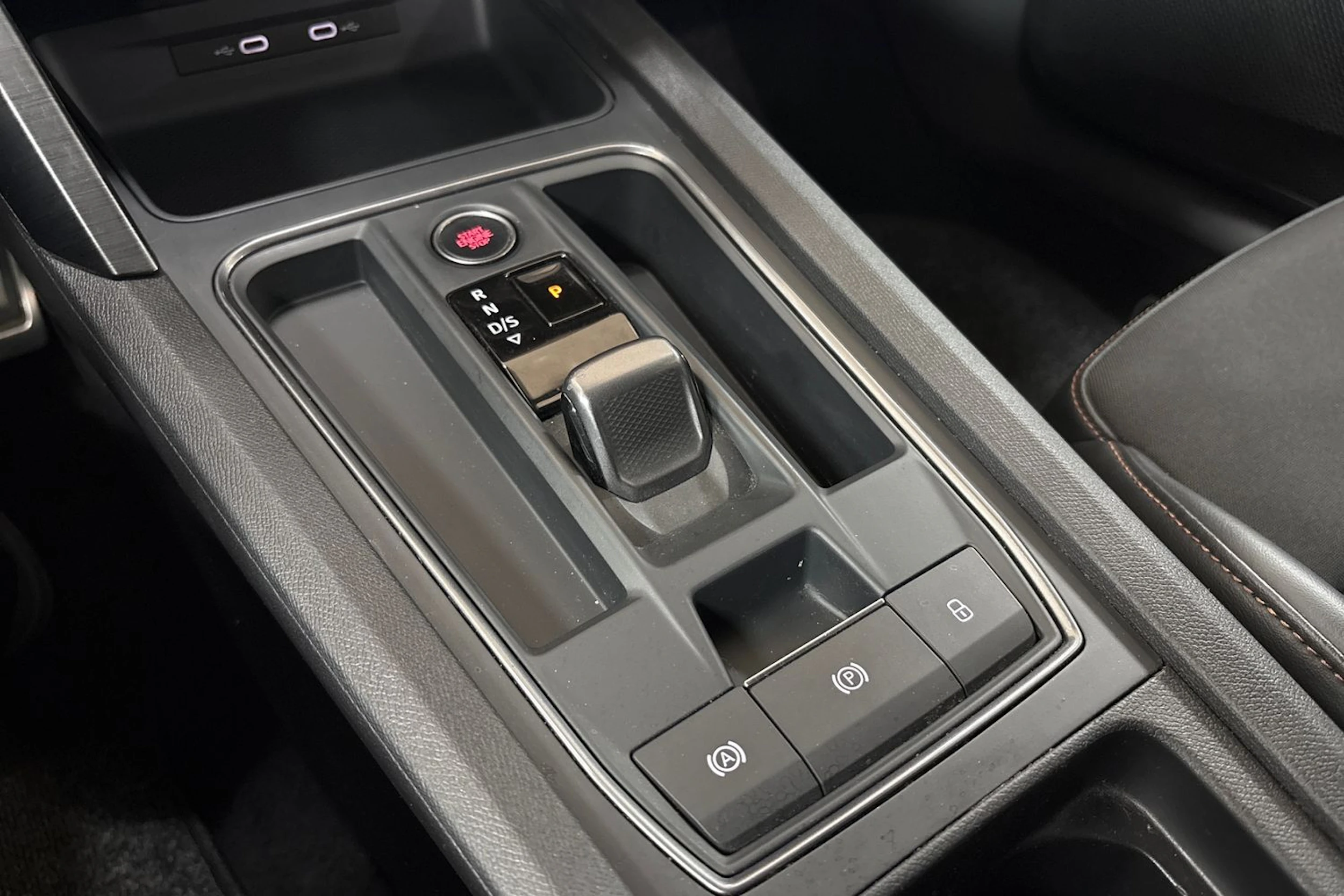 valkoinen CUPRA Leon Sportstourer 2021 kuva 21.