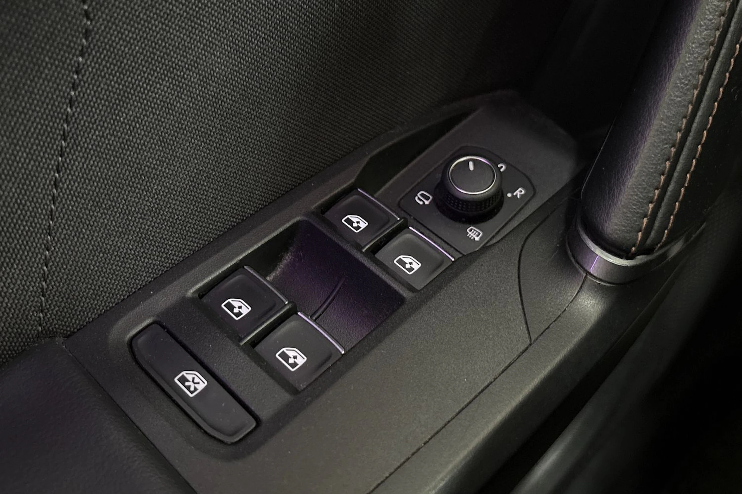 valkoinen CUPRA Leon Sportstourer 2021 kuva 23.