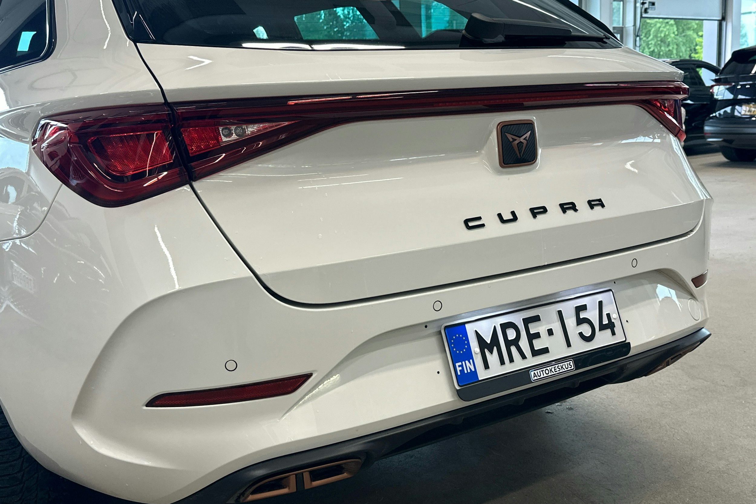 valkoinen CUPRA Leon Sportstourer 2021 kuva 15.