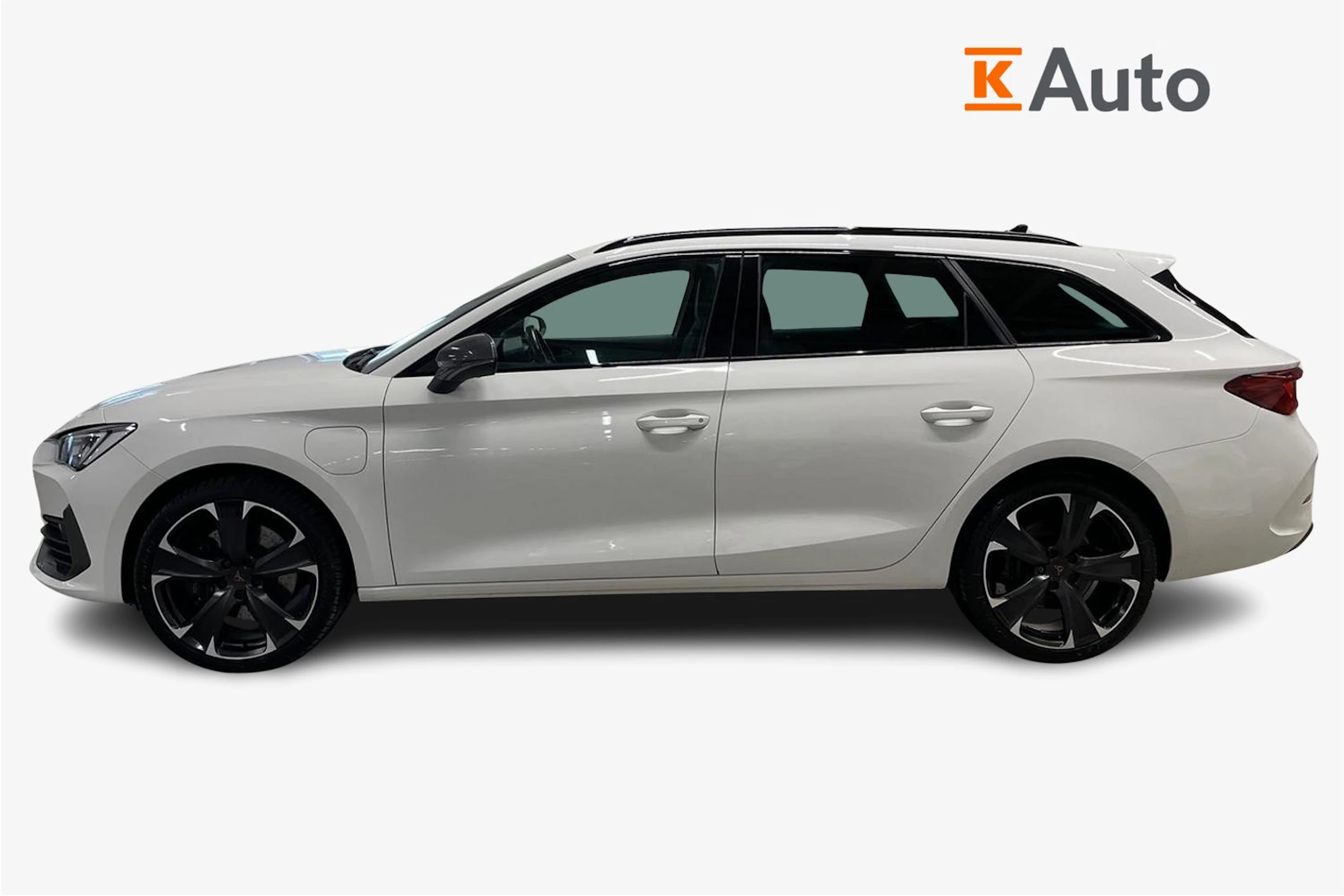valkoinen CUPRA Leon Sportstourer 2021 kuva 5.