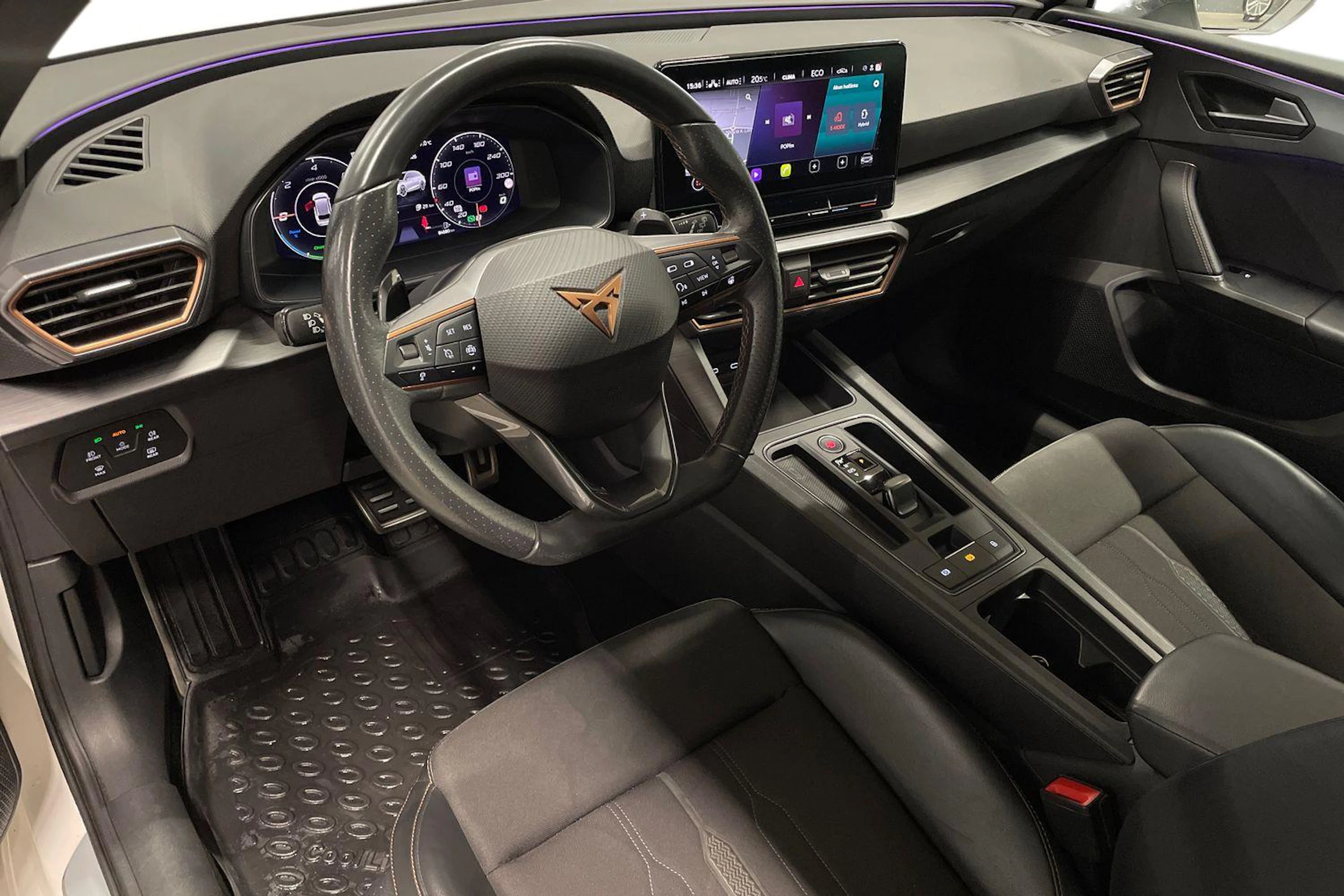 valkoinen CUPRA Leon Sportstourer 2021 kuva 6.