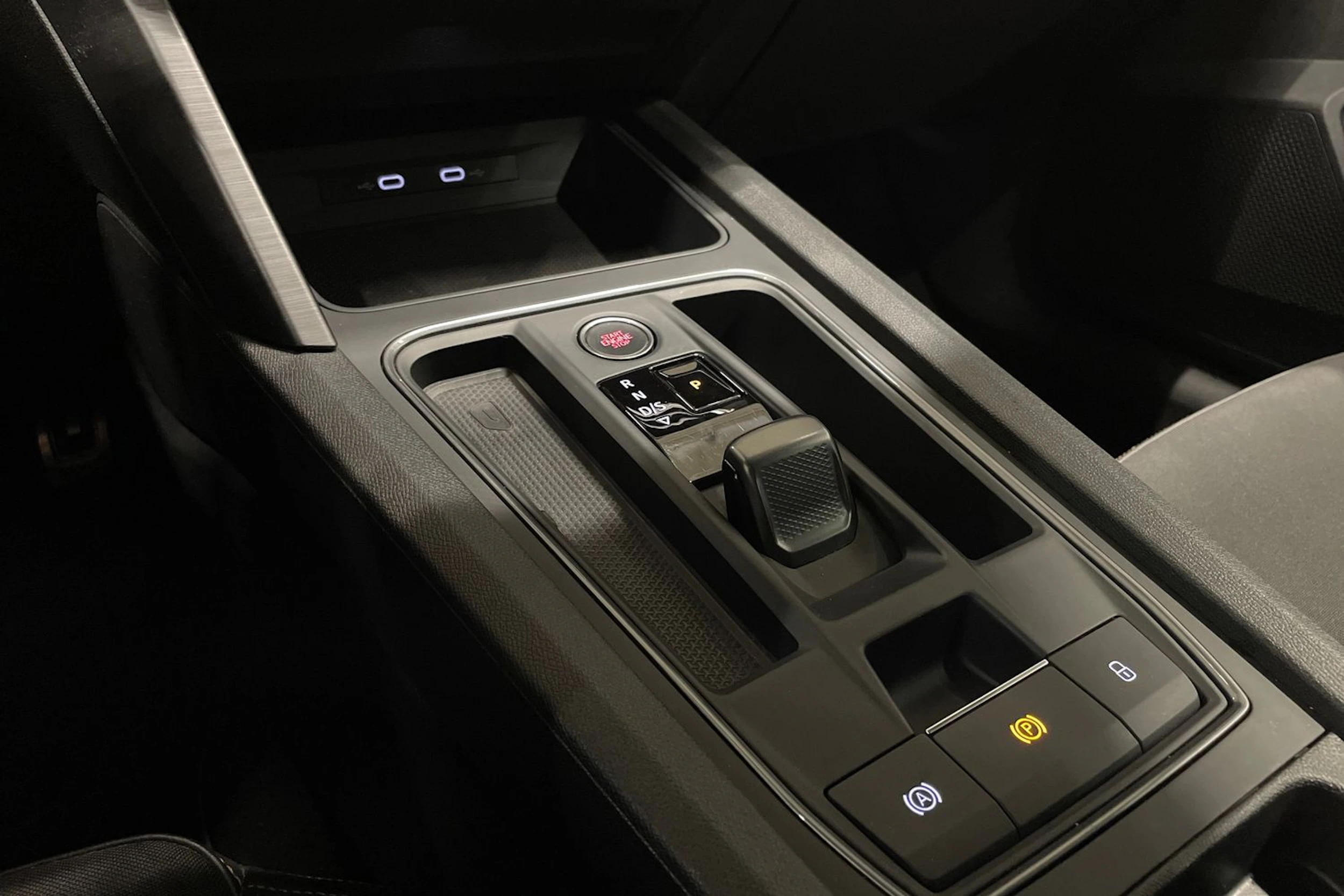 valkoinen CUPRA Leon Sportstourer 2021 kuva 20.