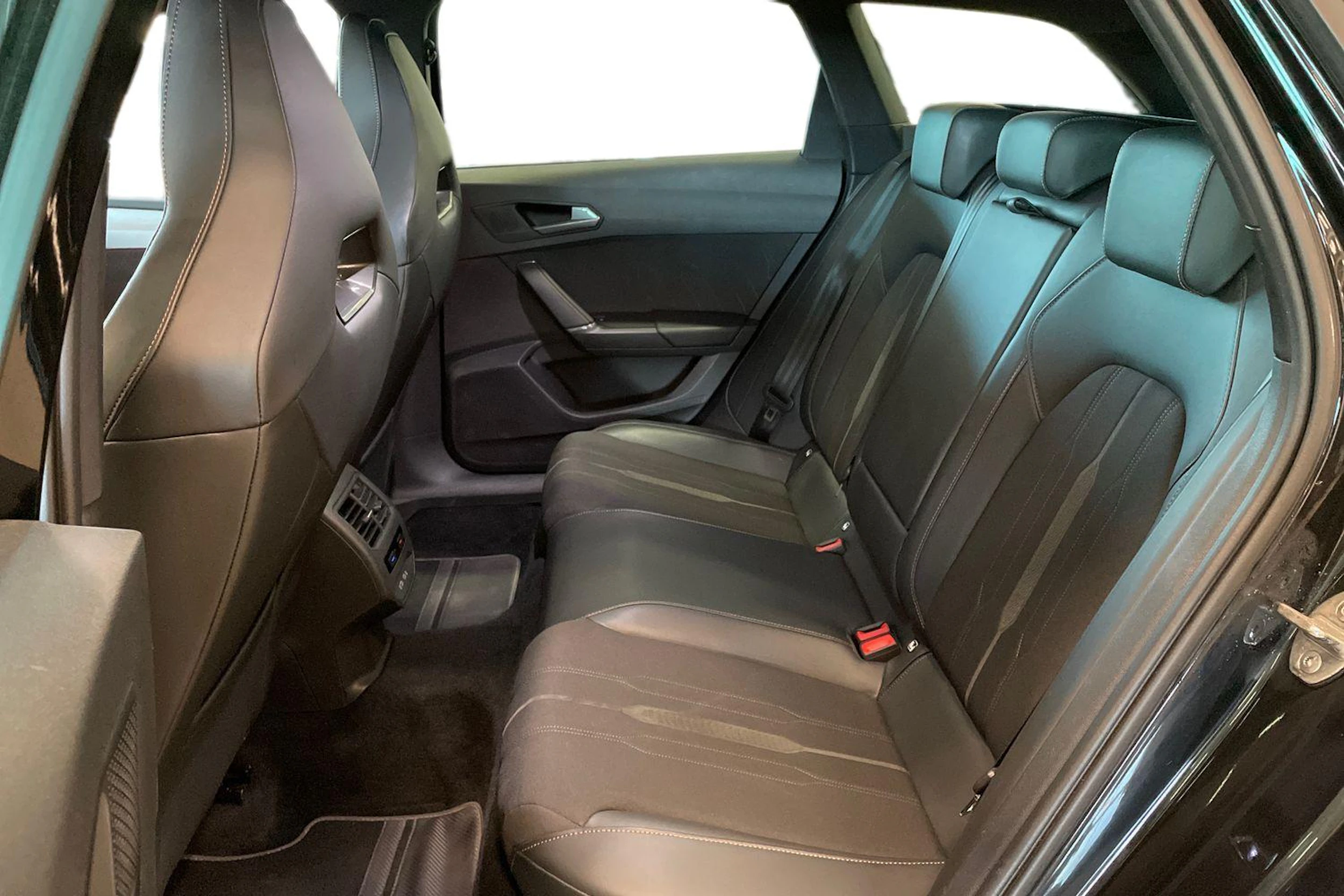 musta CUPRA Leon Sportstourer 2021 kuva 8.