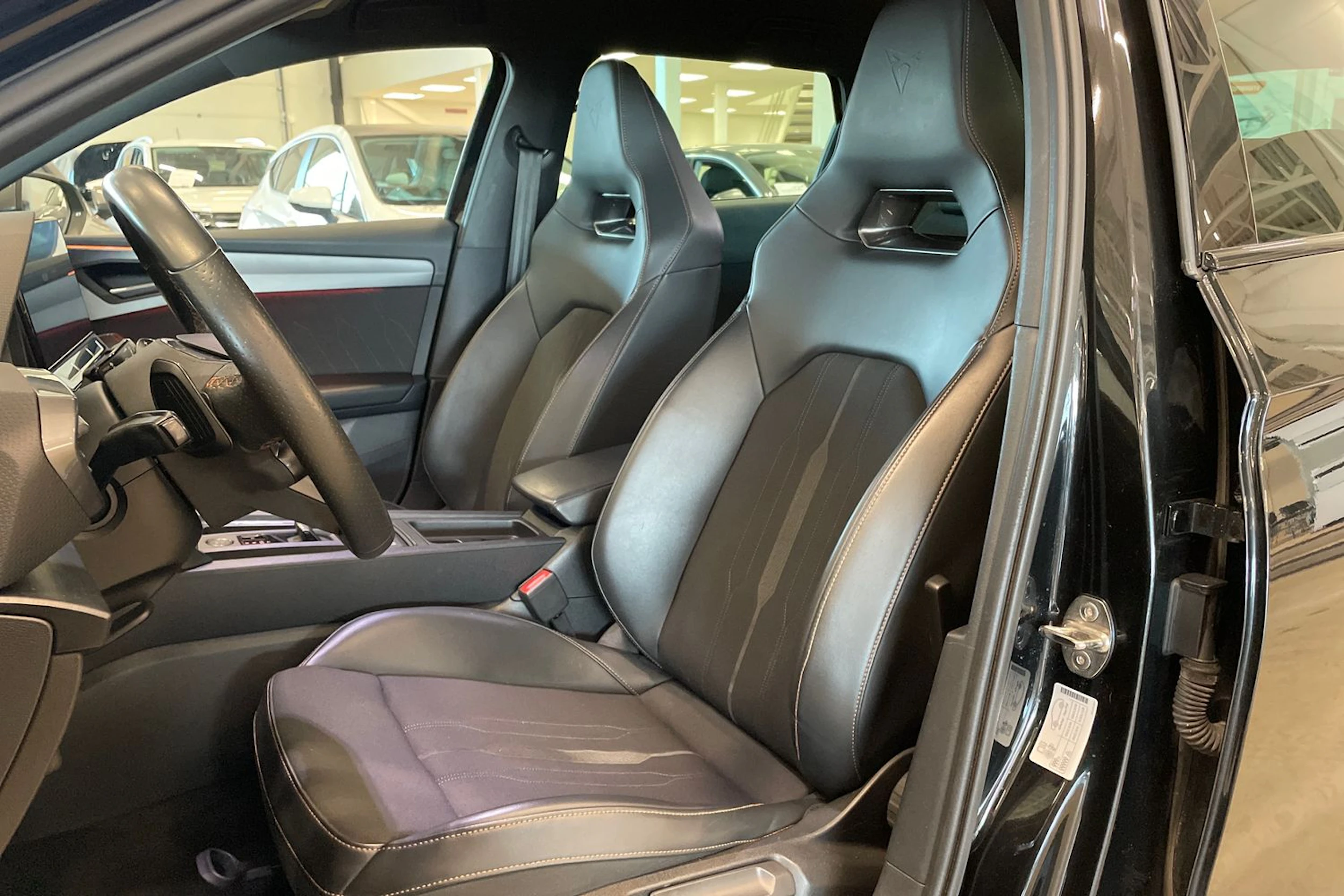 musta CUPRA Leon Sportstourer 2021 kuva 11.