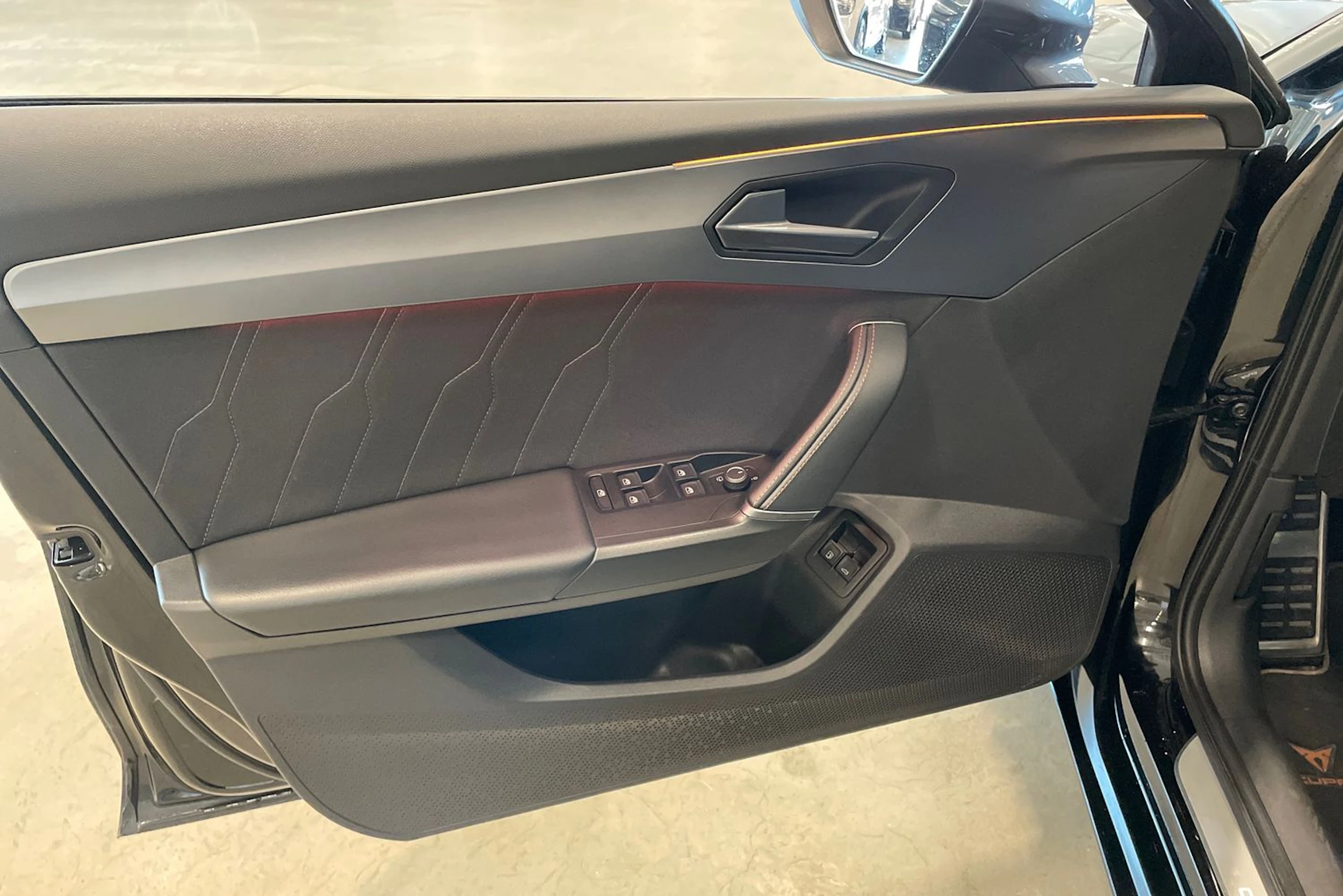 musta CUPRA Leon Sportstourer 2021 kuva 29.
