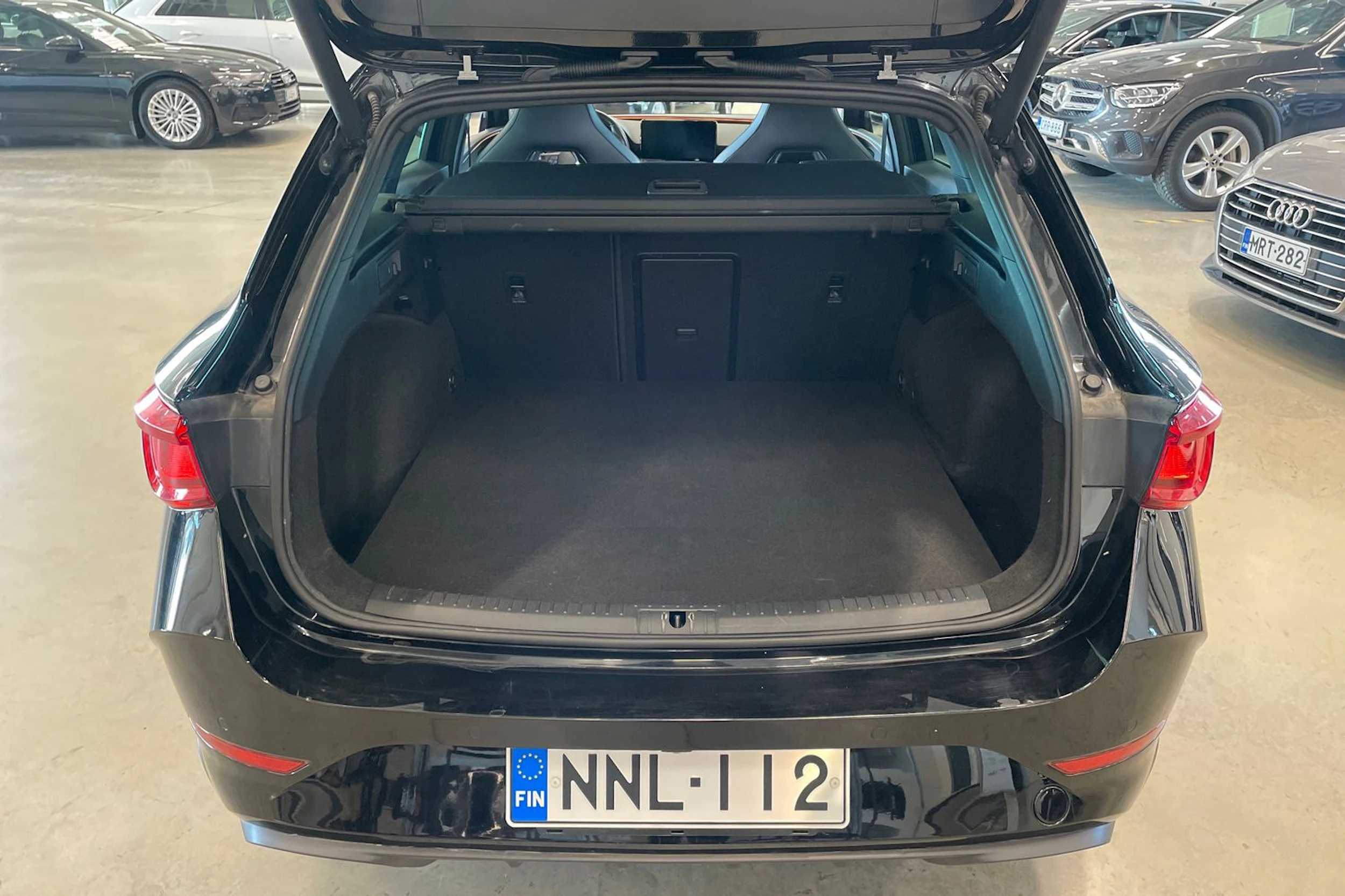 musta CUPRA Leon Sportstourer 2021 kuva 32.