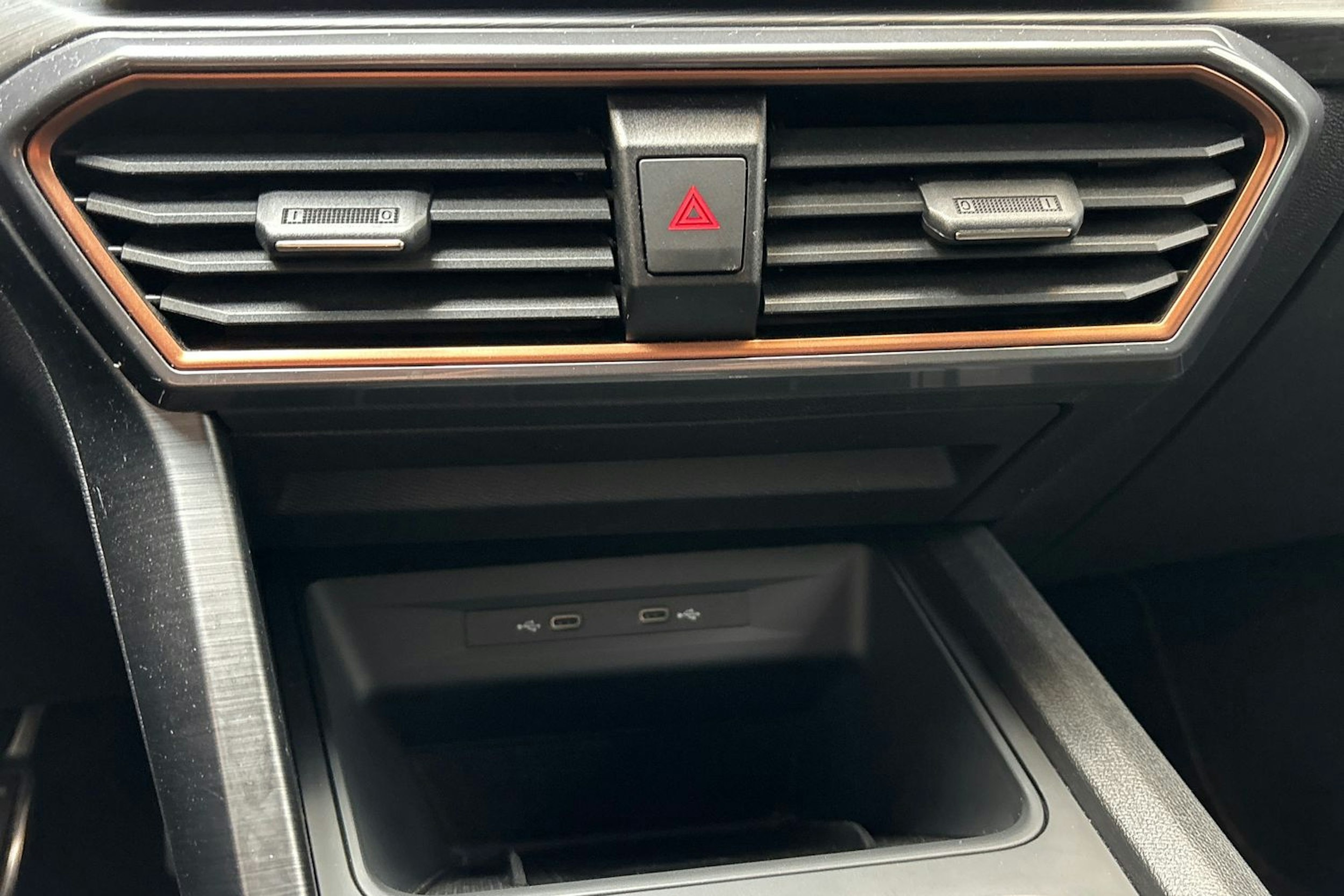 musta CUPRA Leon Sportstourer 2021 kuva 22.