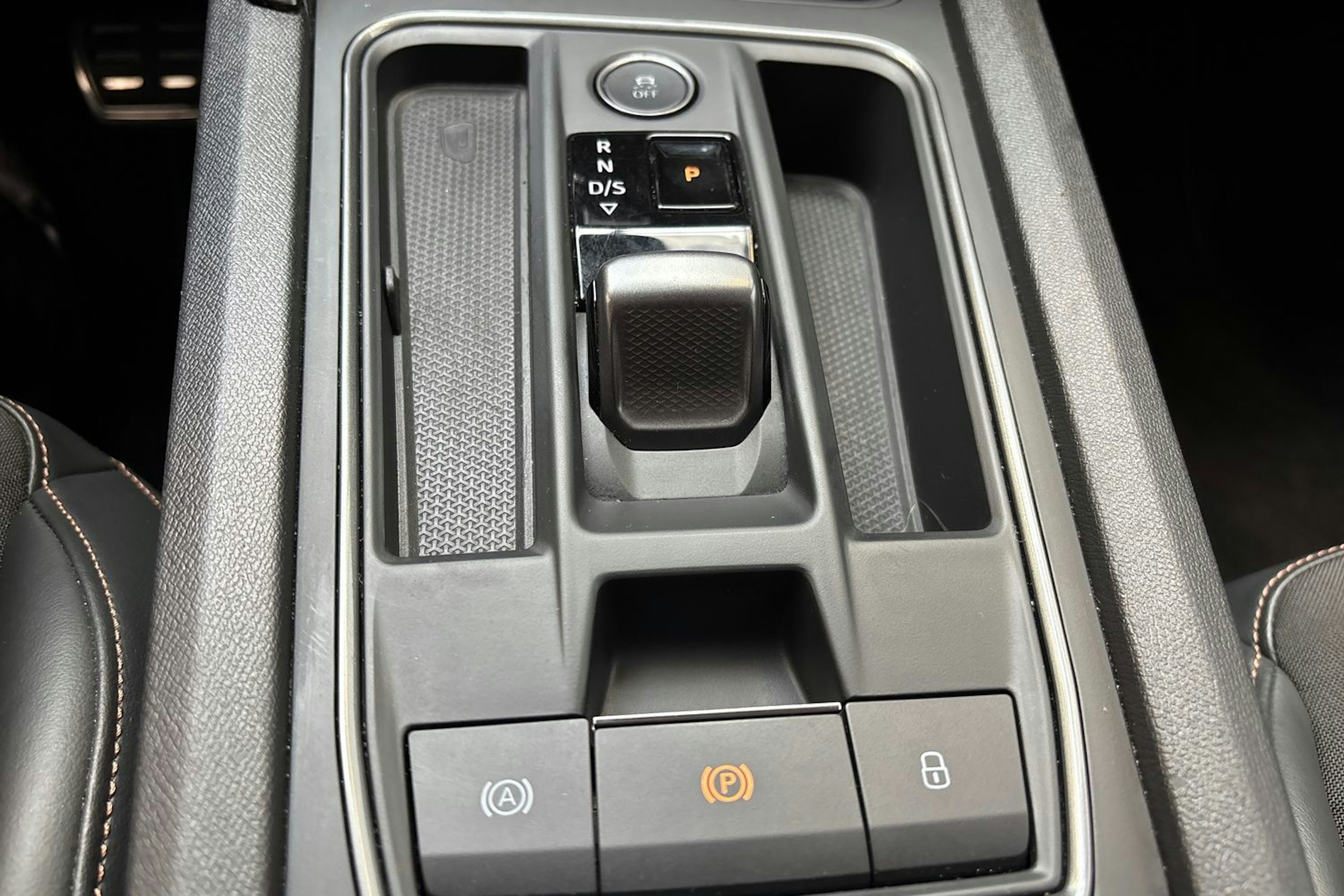 musta CUPRA Leon Sportstourer 2021 kuva 23.