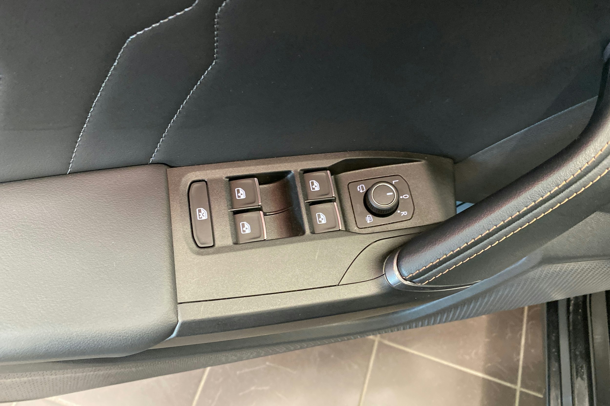 musta CUPRA Leon Sportstourer 2021 kuva 17.
