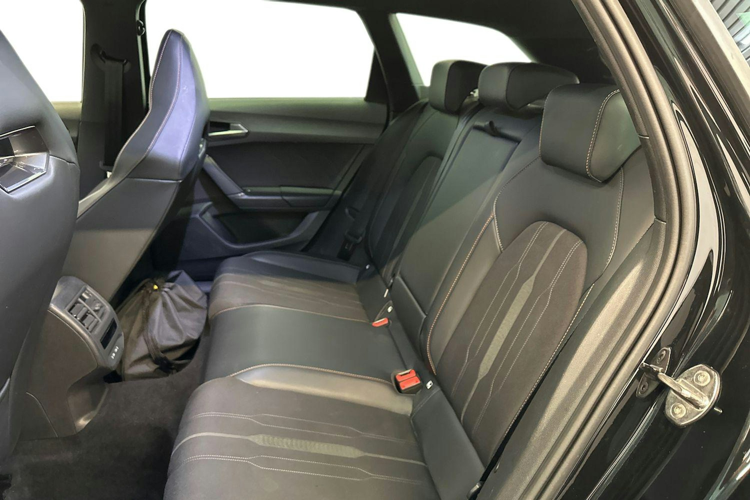 musta CUPRA Leon Sportstourer 2022 kuva 10.