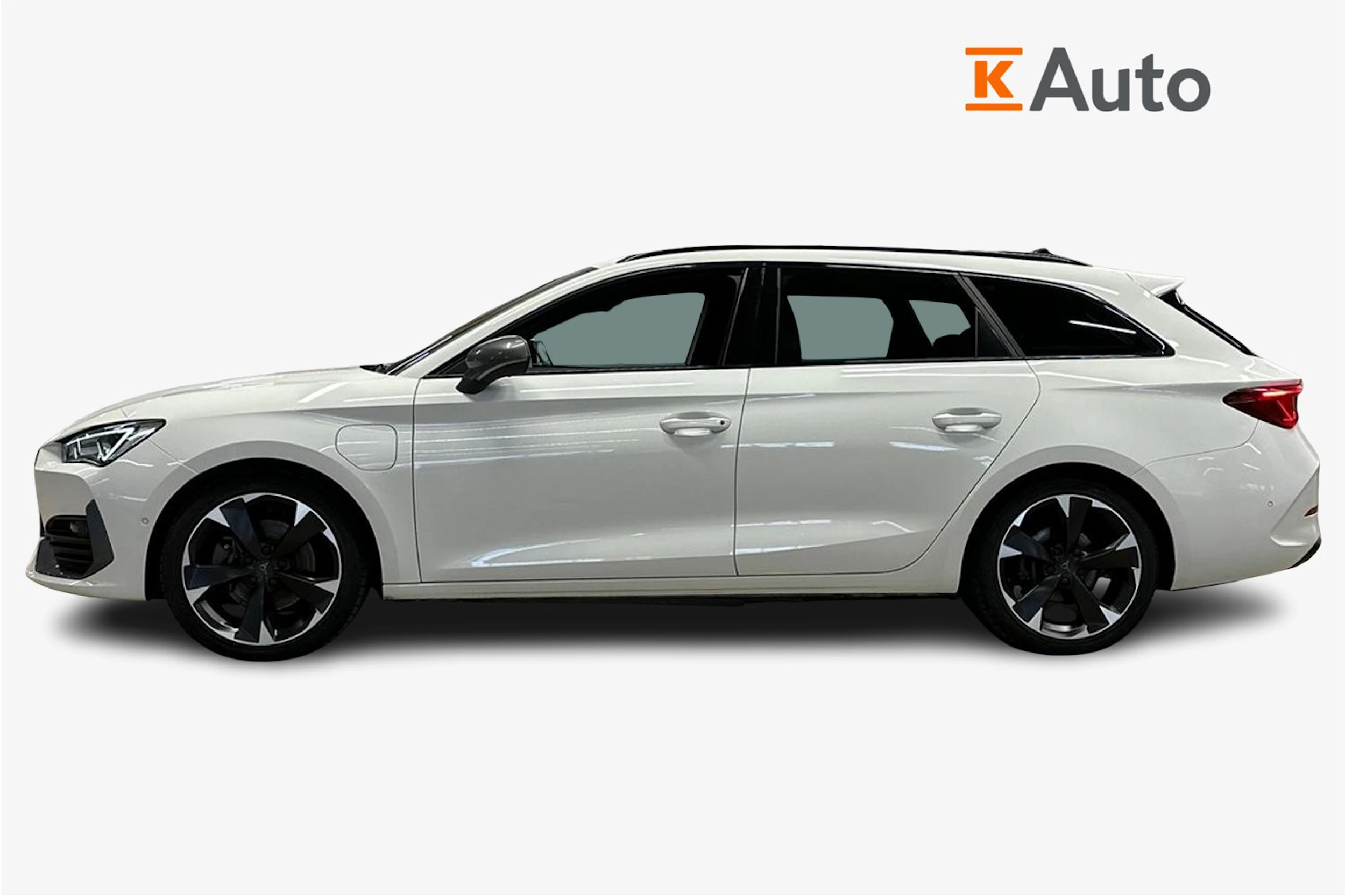 valkoinen CUPRA Leon Sportstourer 2024 kuva 5.