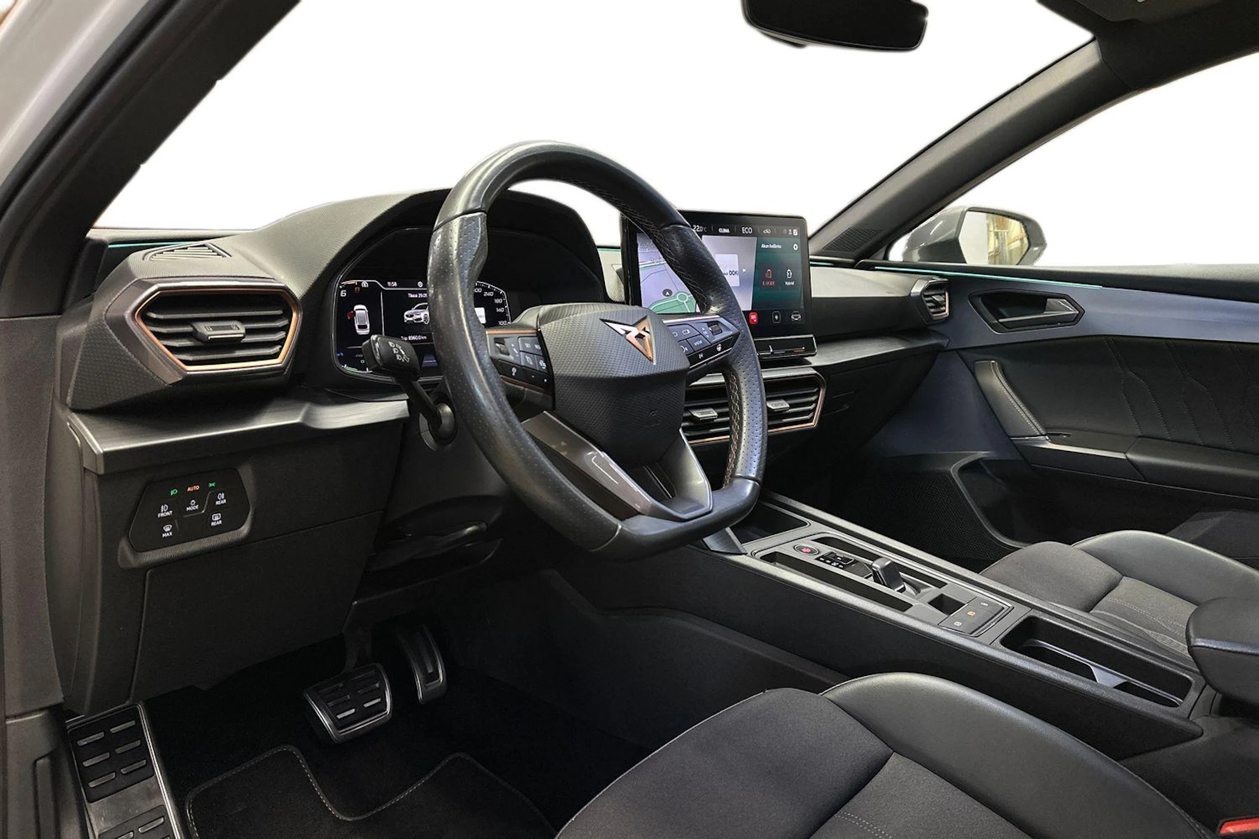 valkoinen CUPRA Leon Sportstourer 2024 kuva 6.
