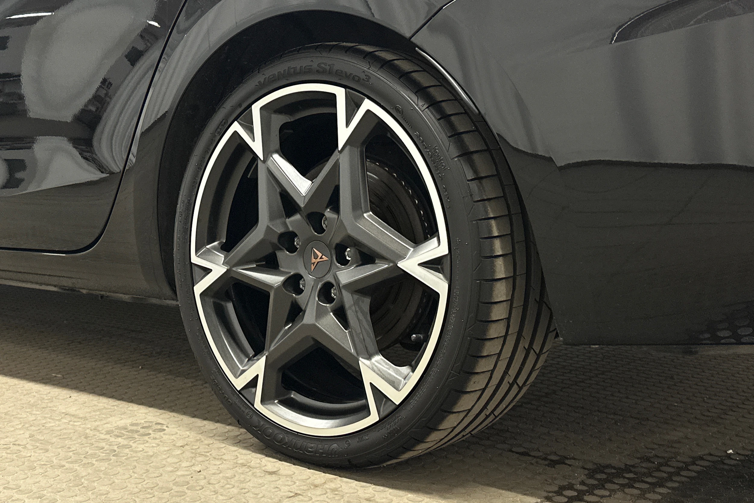 musta CUPRA Leon Sportstourer 2025 kuva 10.
