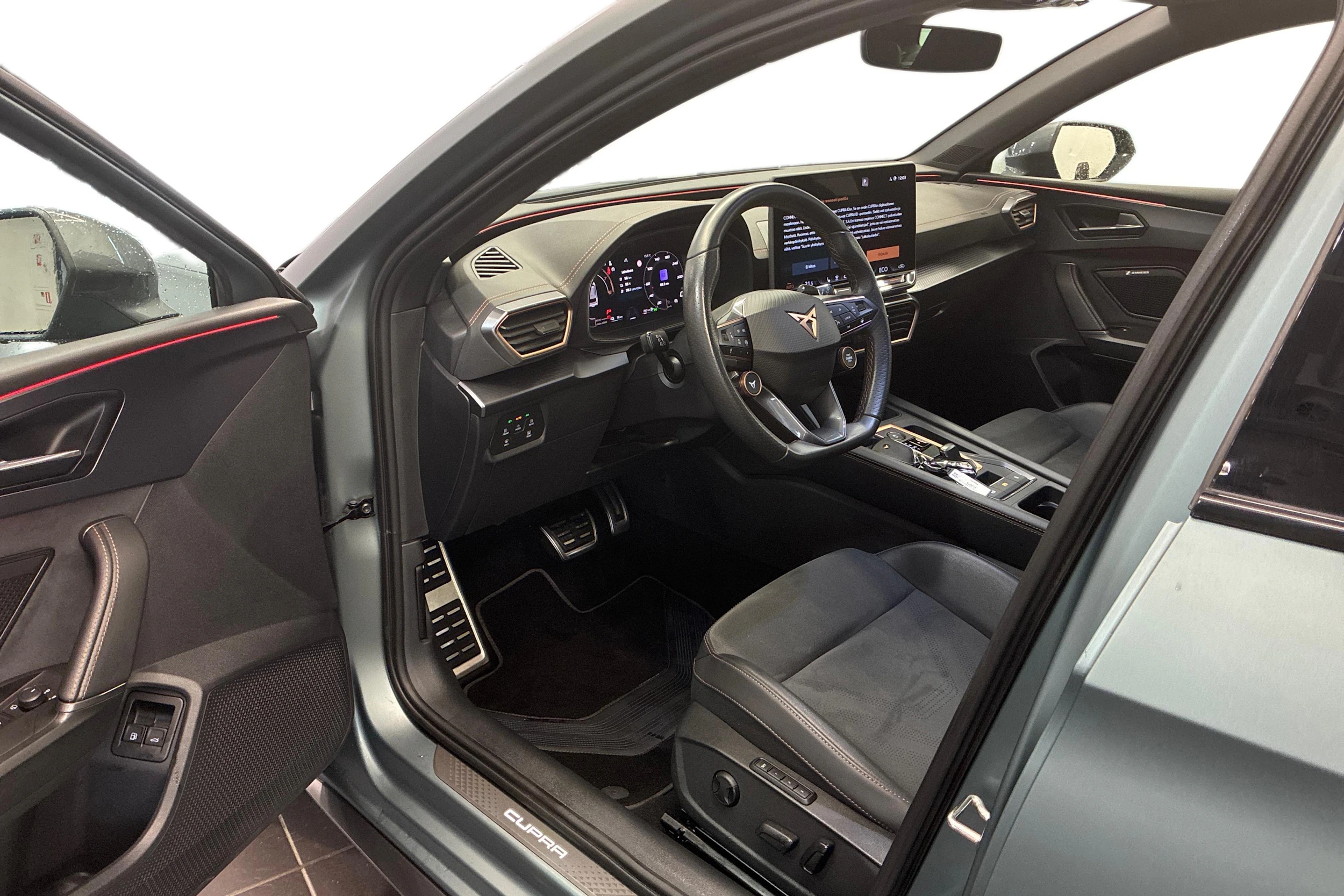 Harmaa CUPRA Leon Sportstourer 2025 kuva 6.