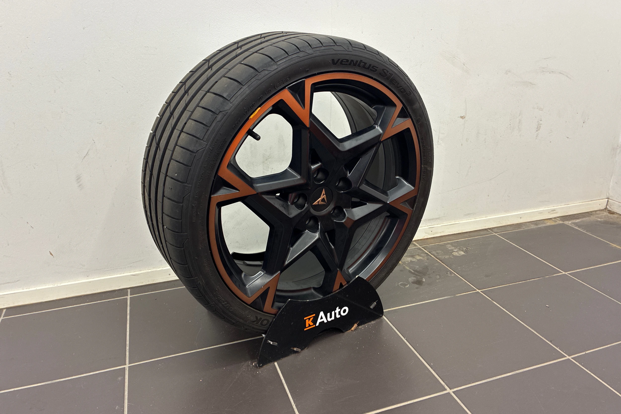 Harmaa CUPRA Leon Sportstourer 2025 kuva 10.