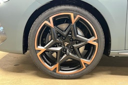 harmaa CUPRA Leon Sportstourer 2025 kuva 9.