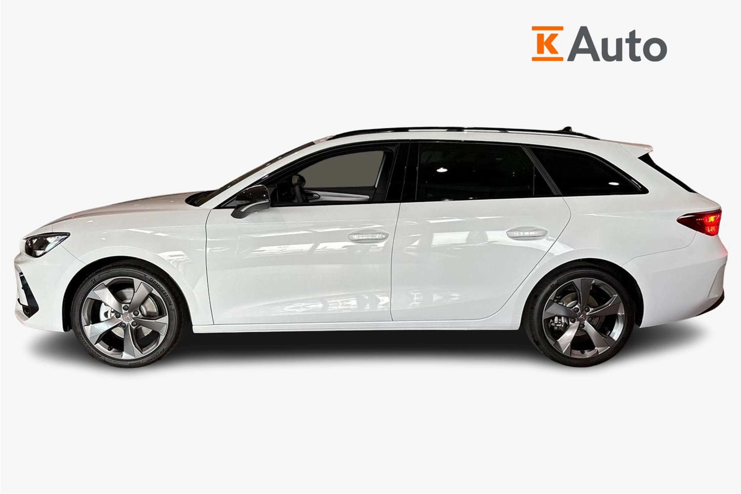 valkoinen CUPRA Leon Sportstourer 2026 kuva 5.