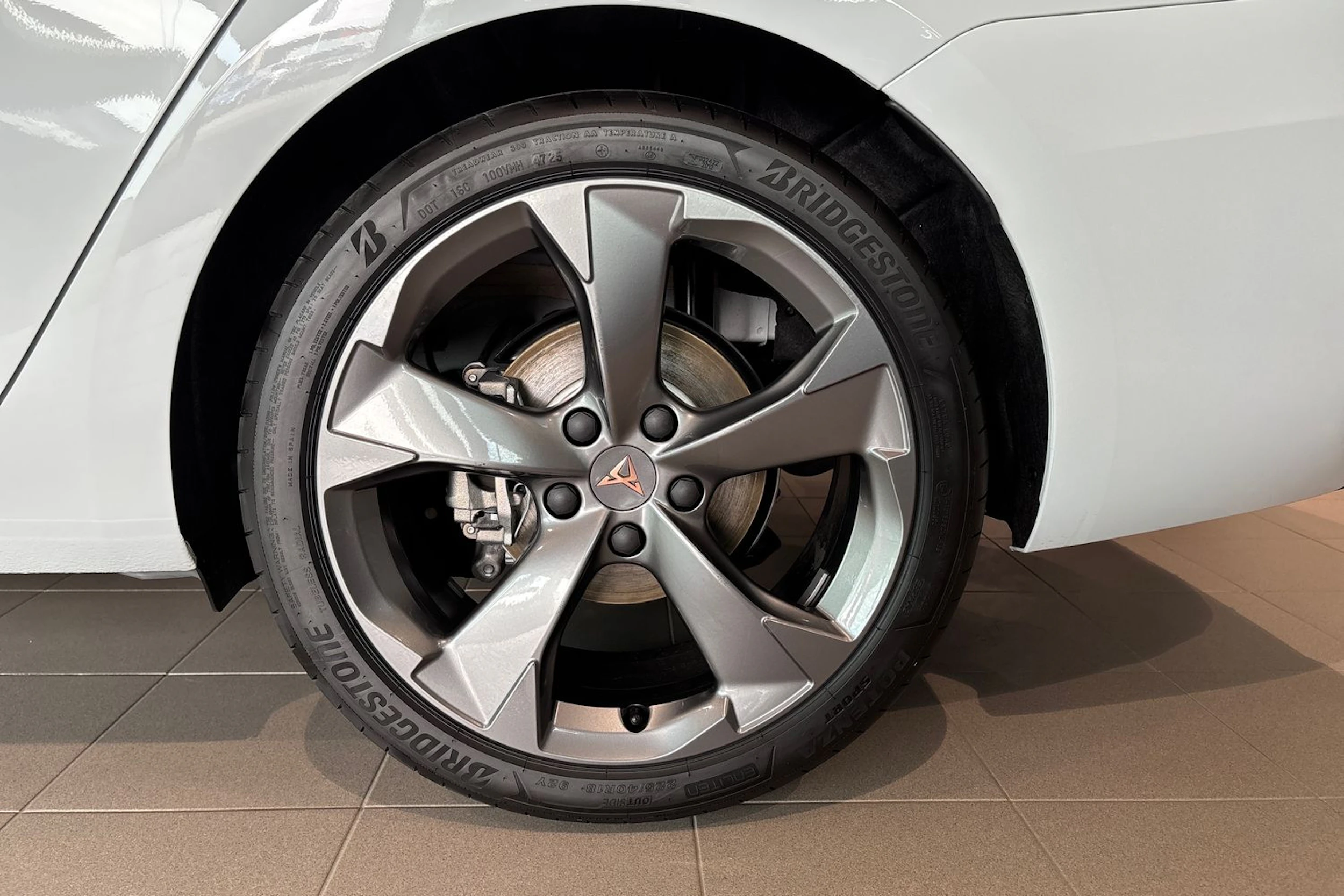 valkoinen CUPRA Leon Sportstourer 2026 kuva 10.