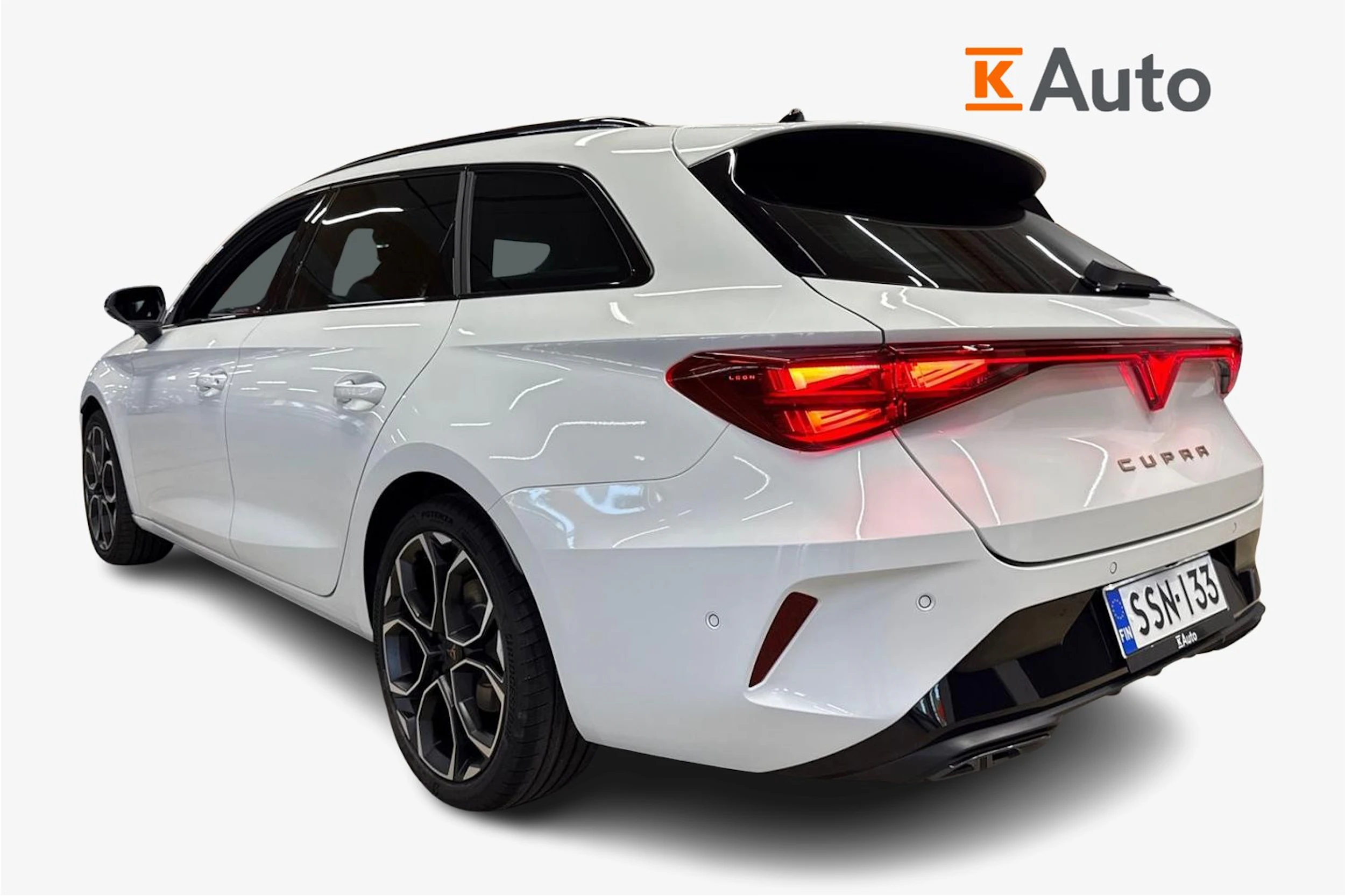 valkoinen CUPRA Leon Sportstourer 2026 kuva 2.