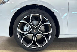 valkoinen CUPRA Leon Sportstourer 2026 kuva 10.
