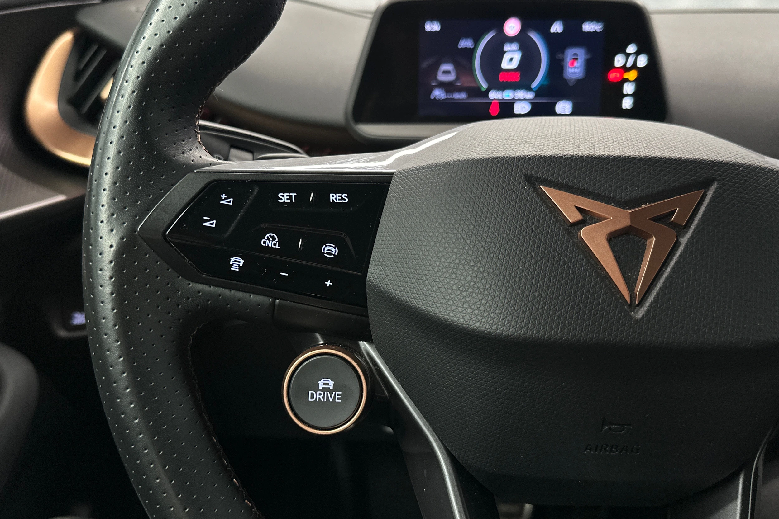 ruskea (beige) CUPRA Tavascan 2024 kuva 11.