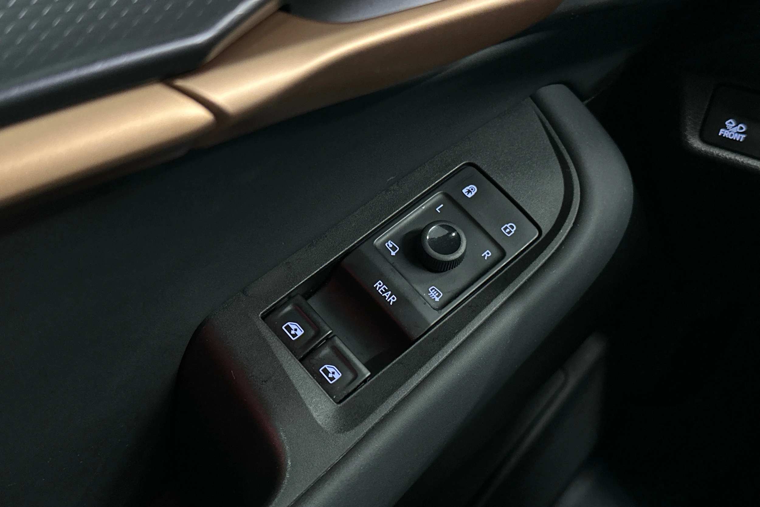 ruskea (beige) CUPRA Tavascan 2024 kuva 15.