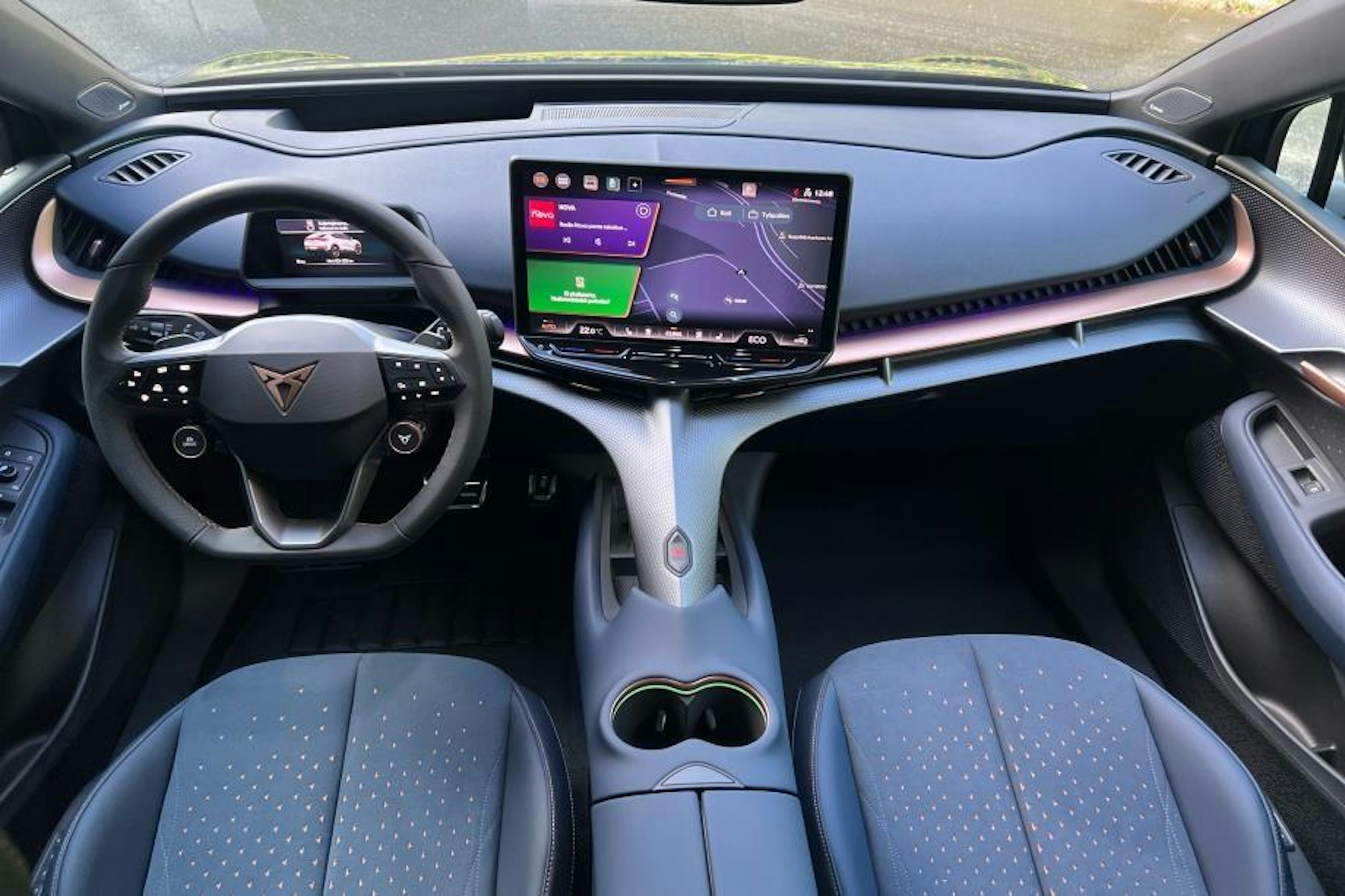 sininen CUPRA Tavascan 2024 kuva 4.